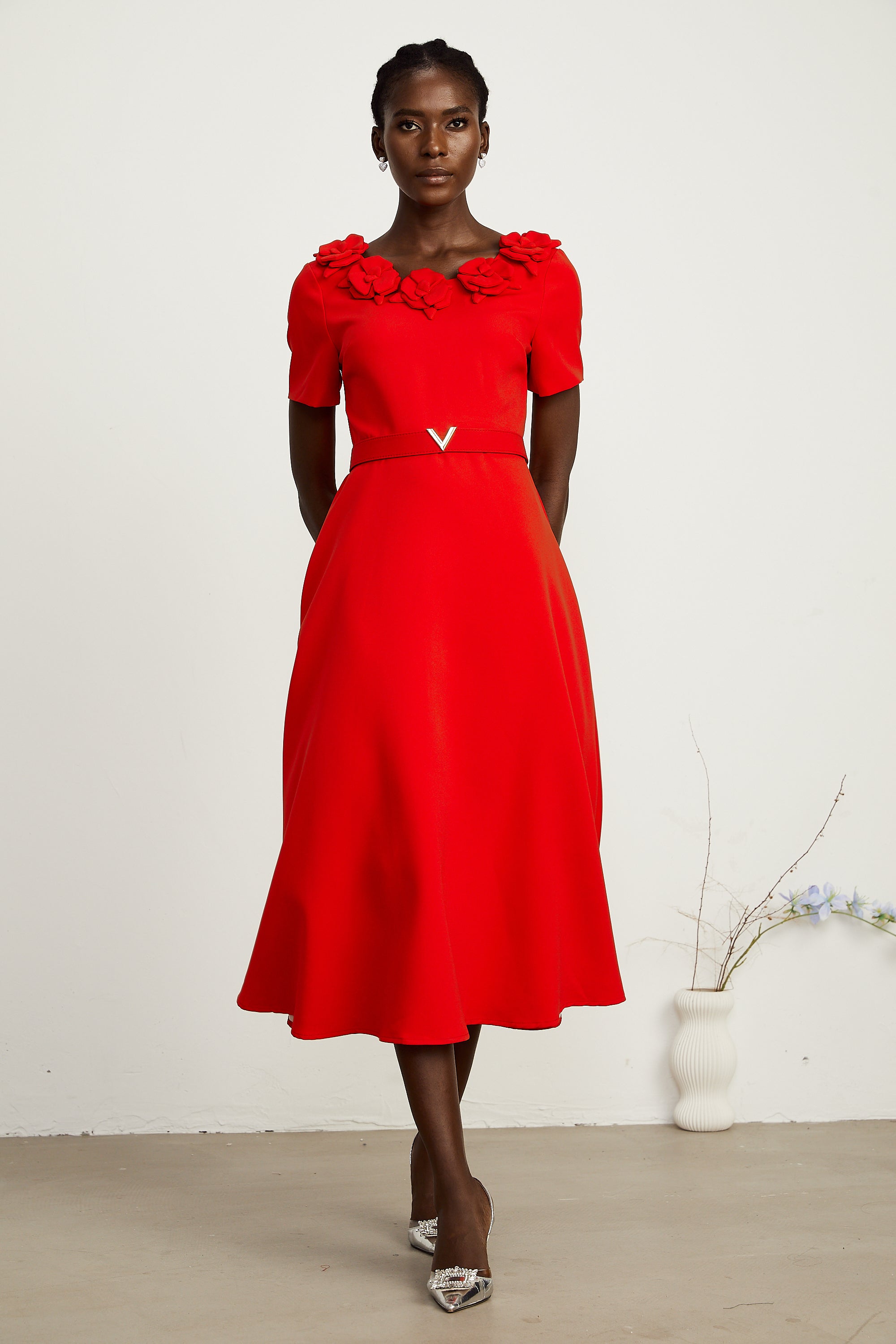 Odette – Rotes, kurzärmliges Midikleid mit Blumenapplikationen