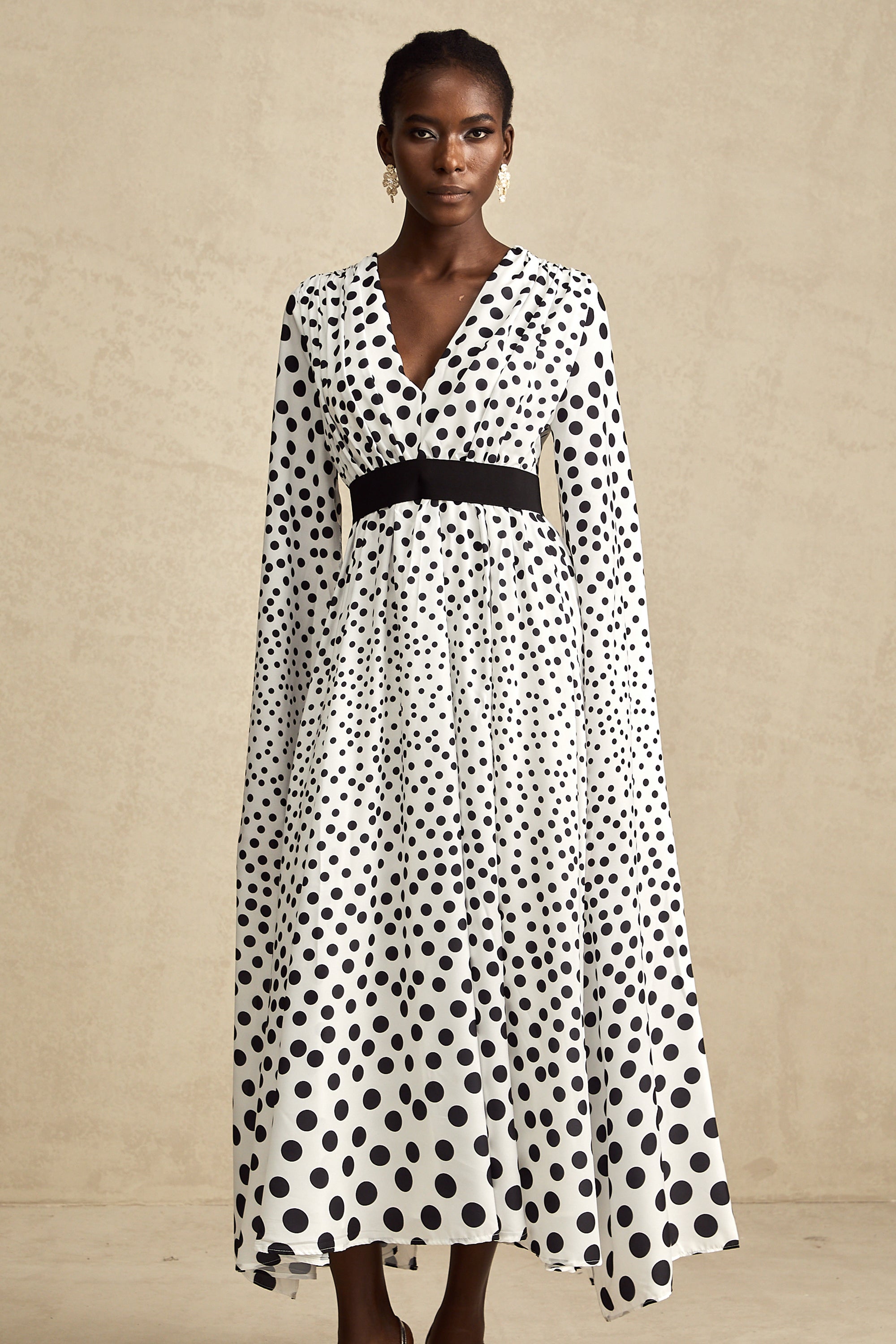 Brigitte – weißes Midikleid mit geschlitzten Ärmeln und Polka Dots