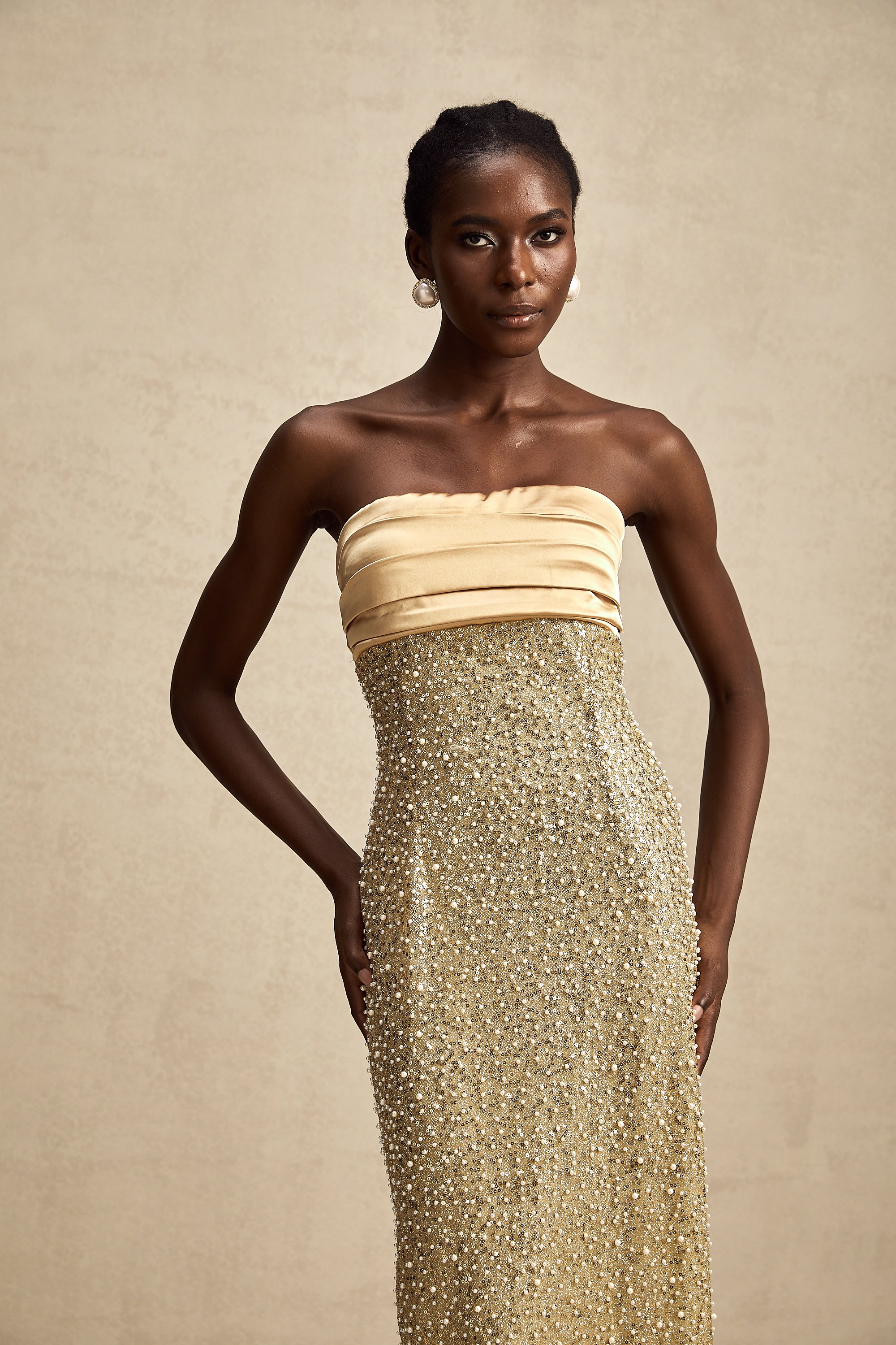 Marguerite – Korsett-Maxikleid mit goldener Kunstperlenverzierung