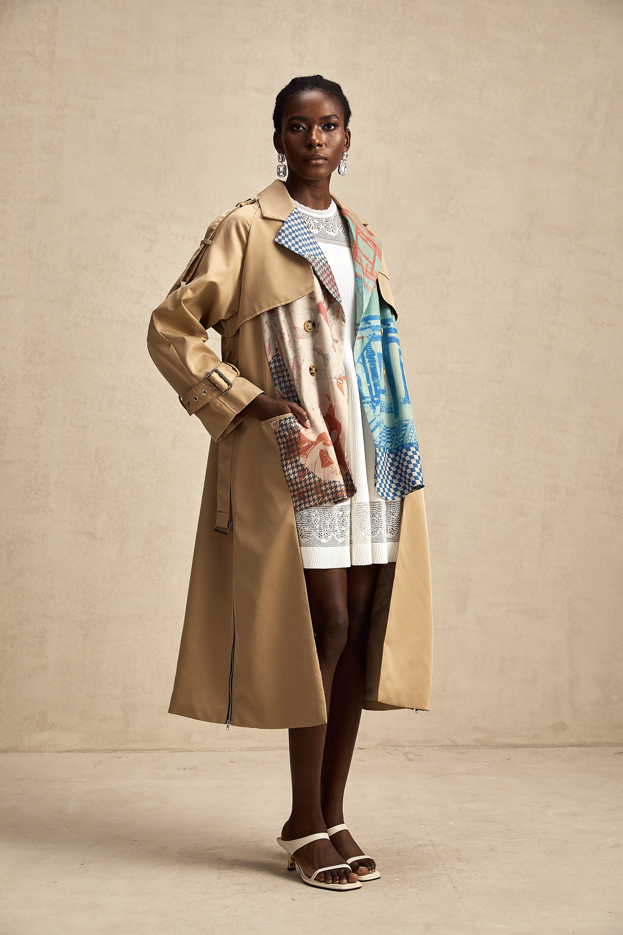 Joséphine Trenchcoat mit kontrastfarbenem Print und Gürtel