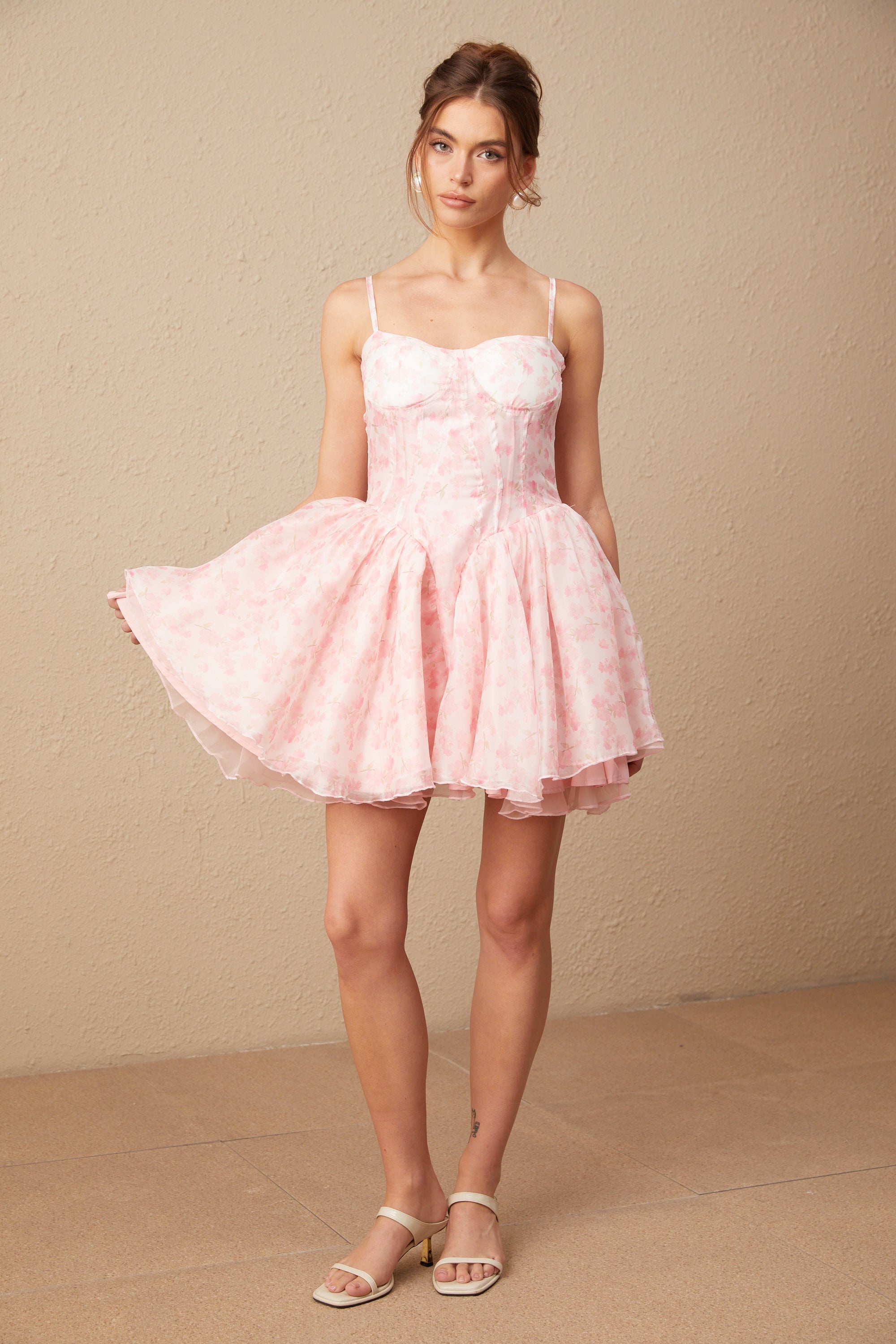 Rosa Puff-Minikleid mit Blumendruck von Thérèse