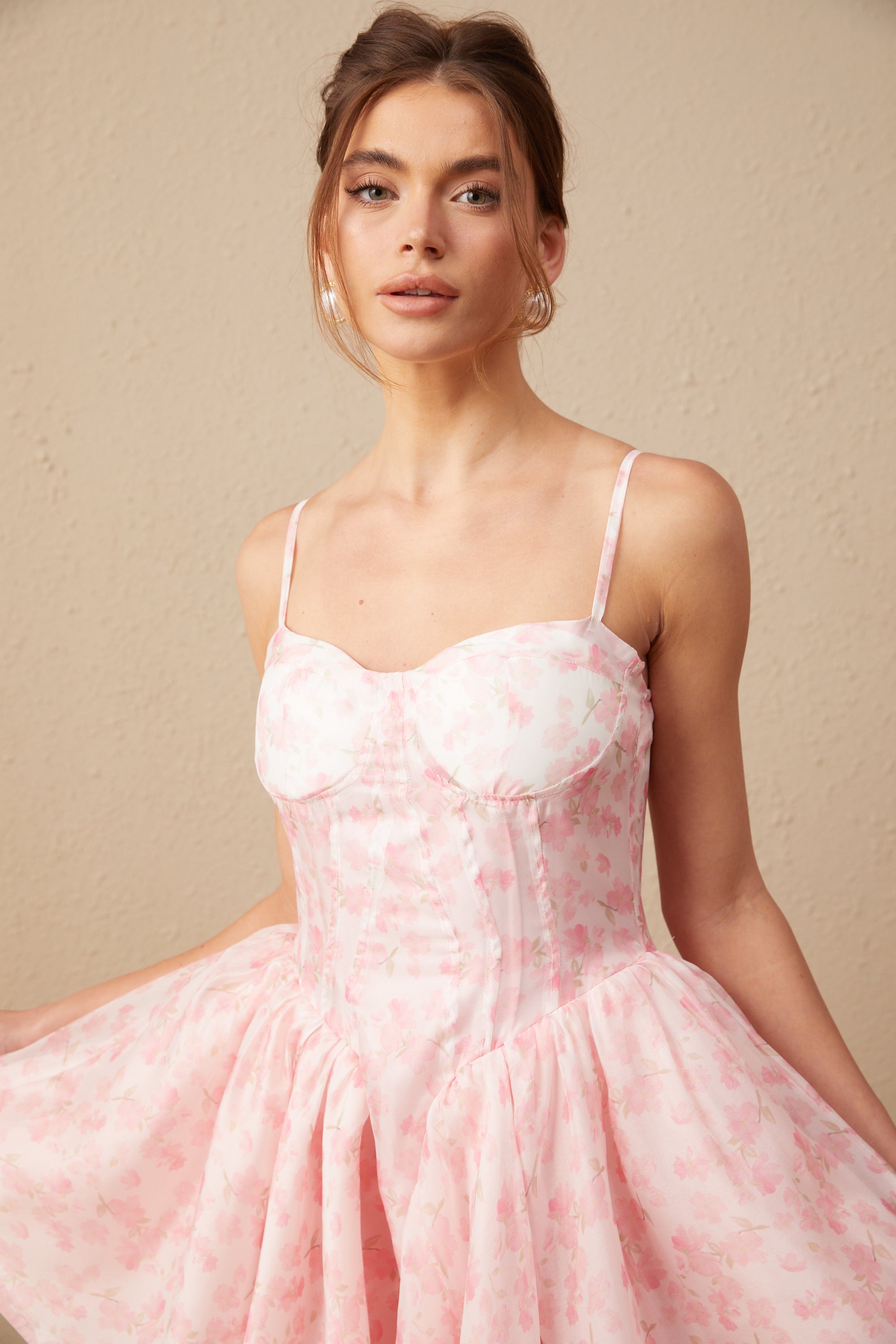 Rosa Puff-Minikleid mit Blumendruck von Thérèse