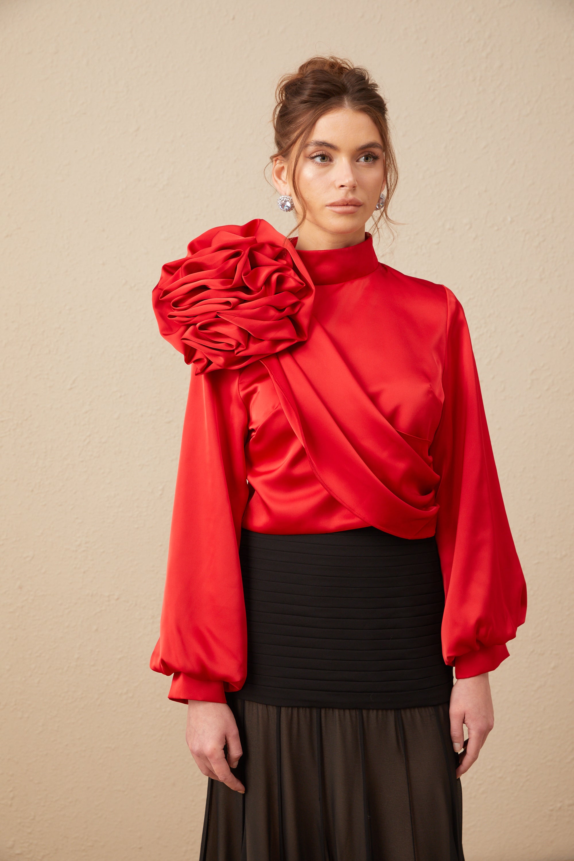 Constance rotes Top mit Blumenapplikationen