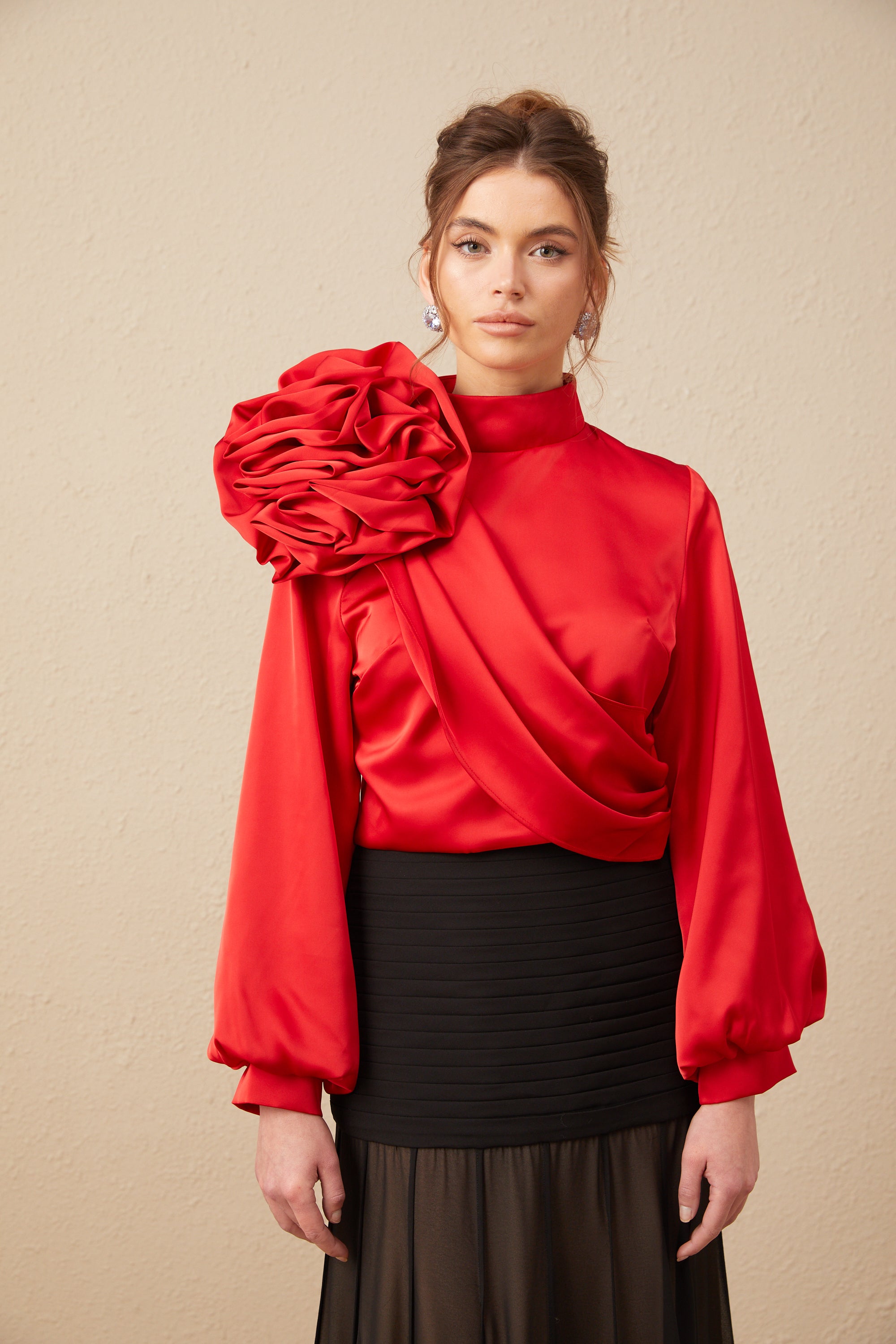 Constance rotes Top mit Blumenapplikationen