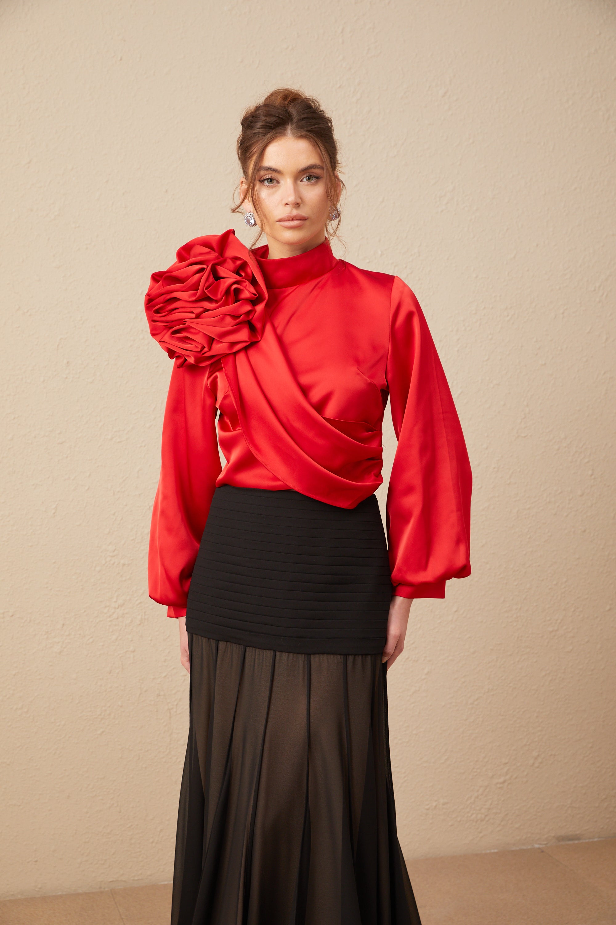 Constance rotes Top mit Blumenapplikationen