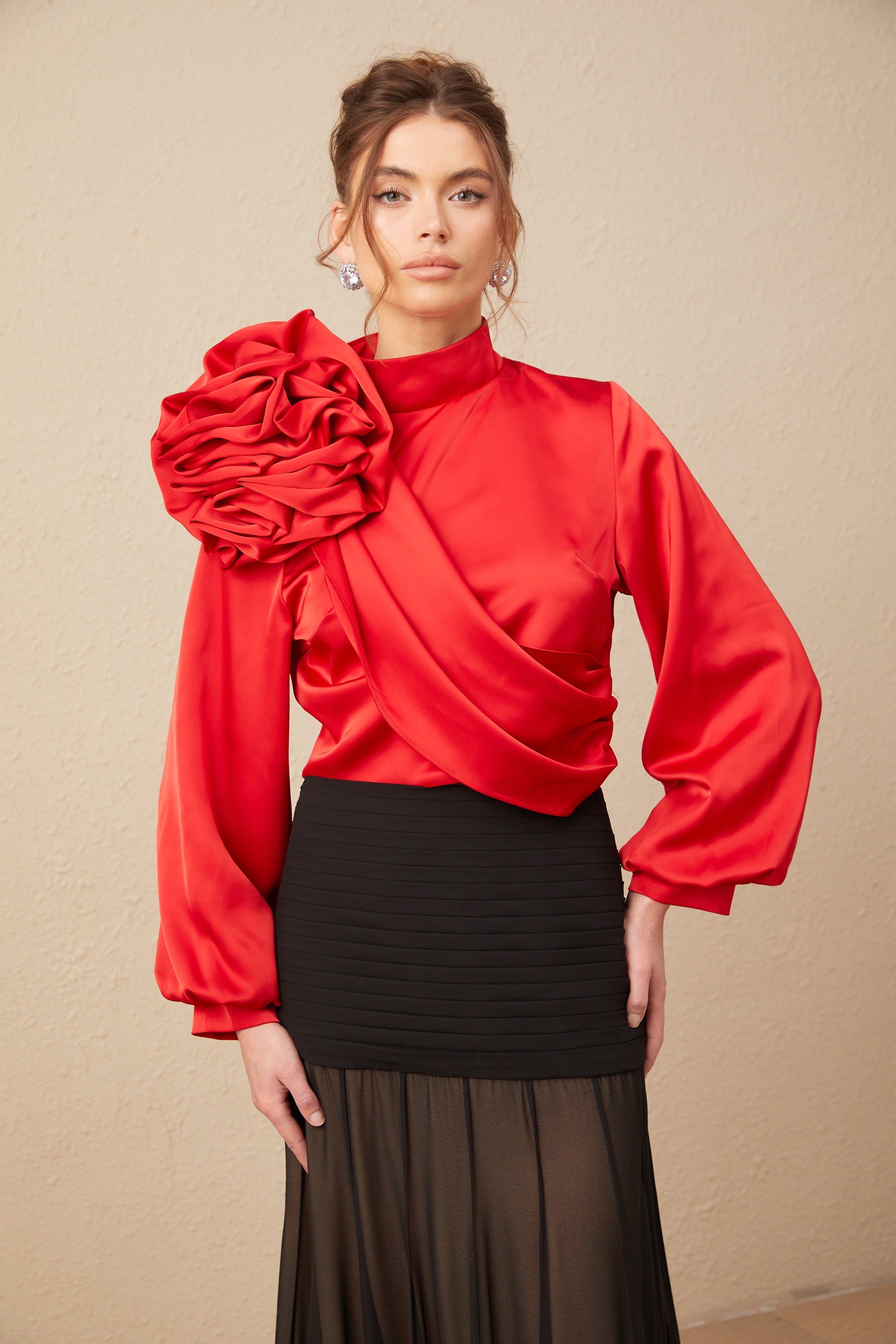 Constance rotes Top mit Blumenapplikationen