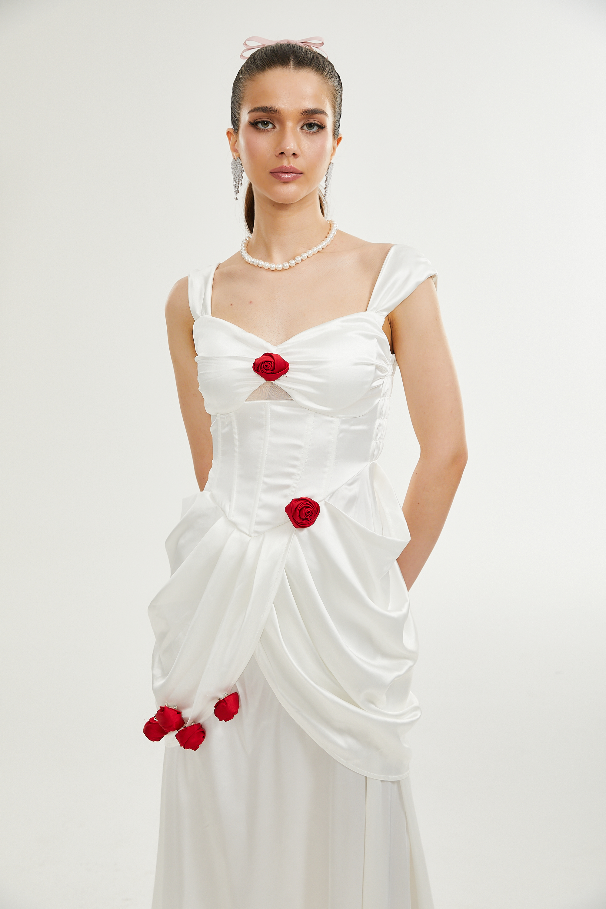 Adelita plissiertes Maxikleid mit Rosendetail 