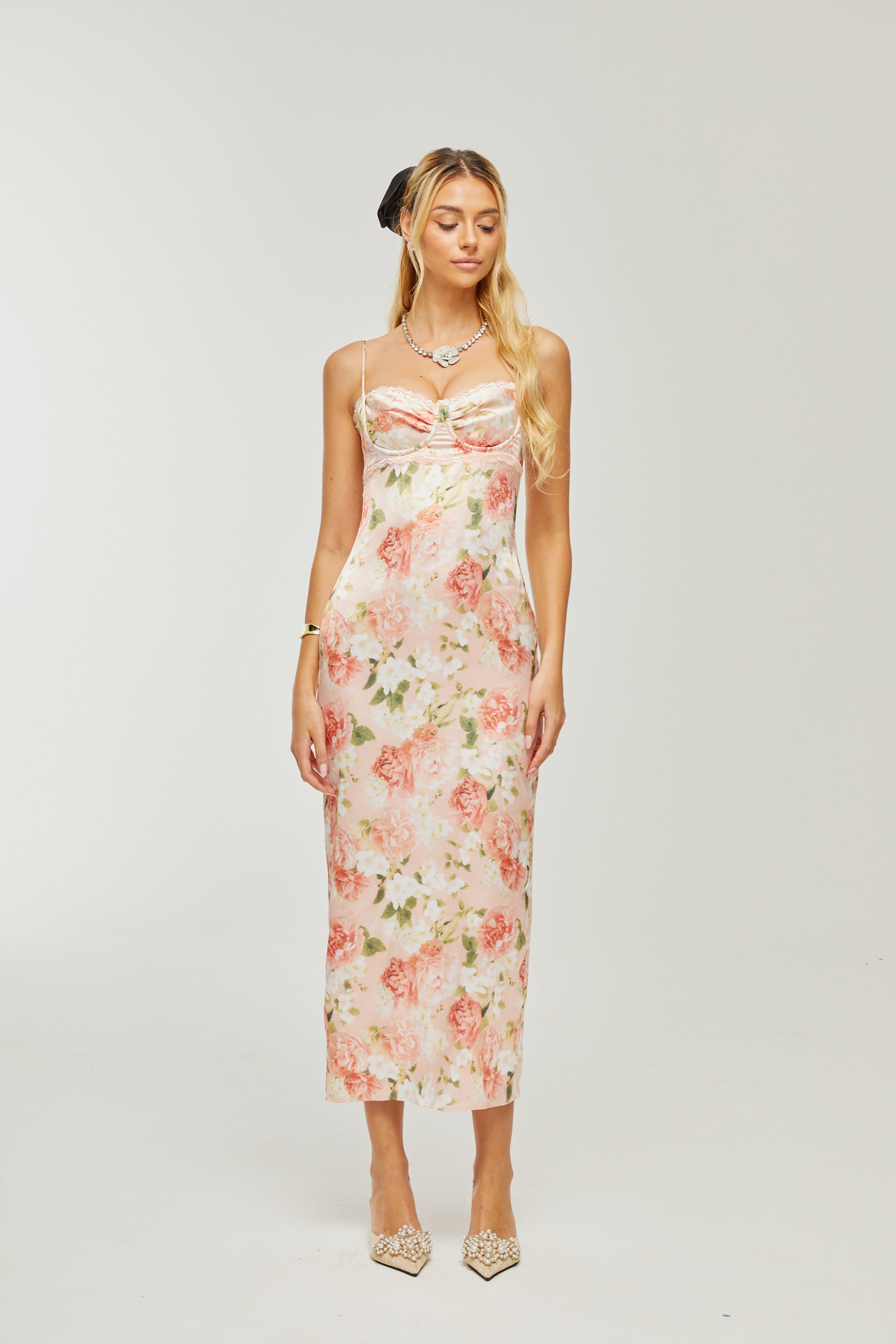 Maxi abito Yvette in raso con stampa floreale rosa 