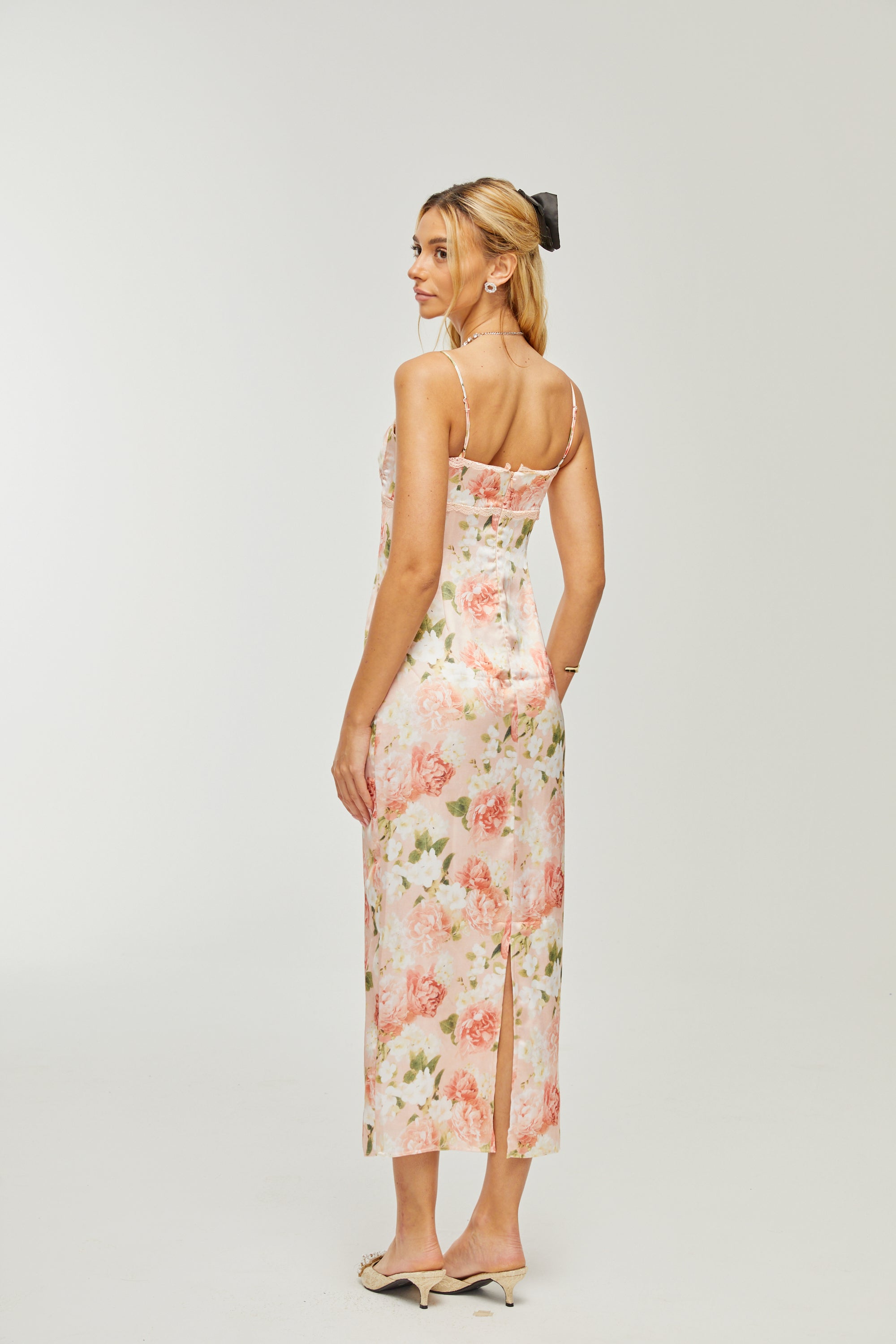 Maxi abito Yvette in raso con stampa floreale rosa 