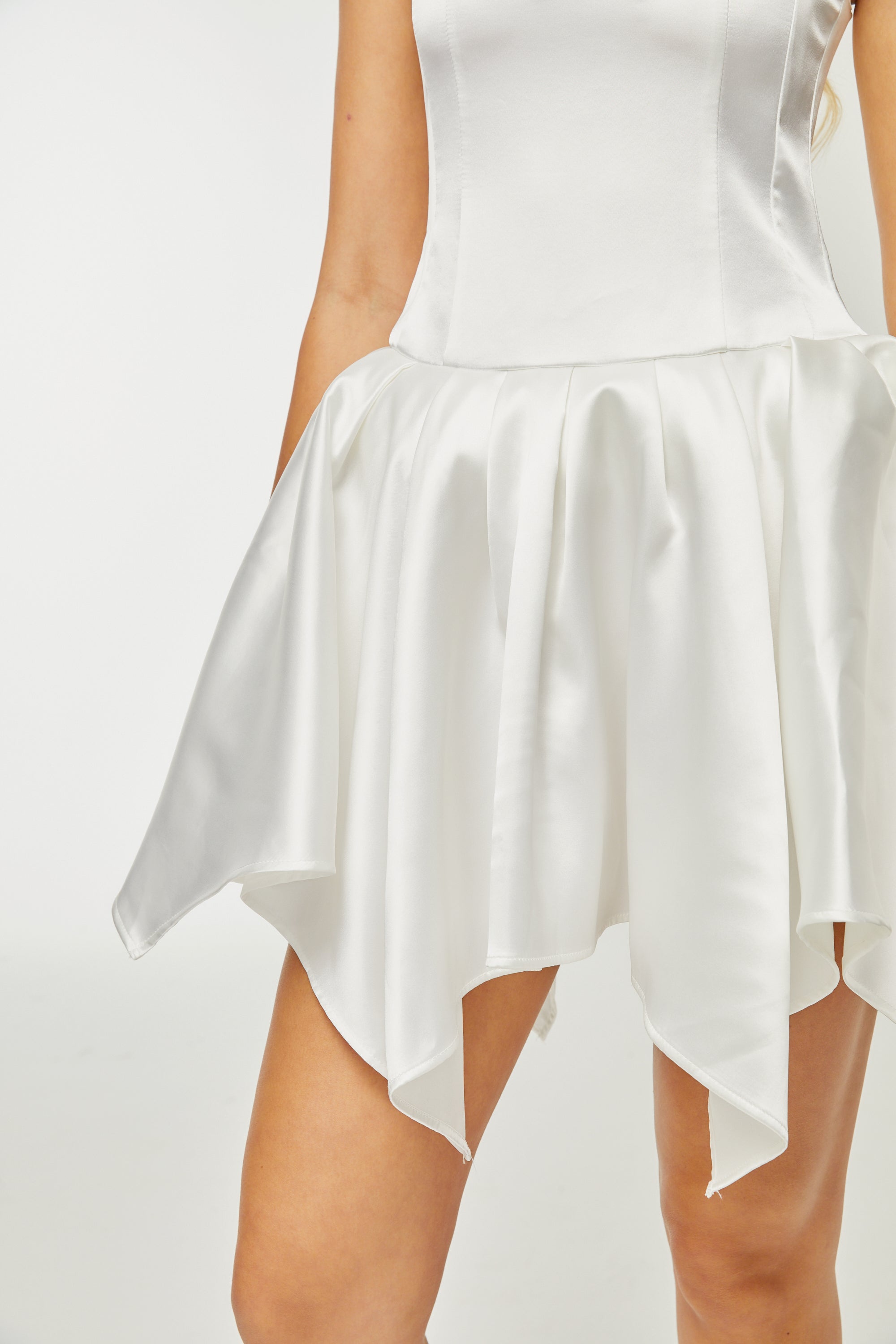 Asymmetrisches Satin-Minikleid Lanetta