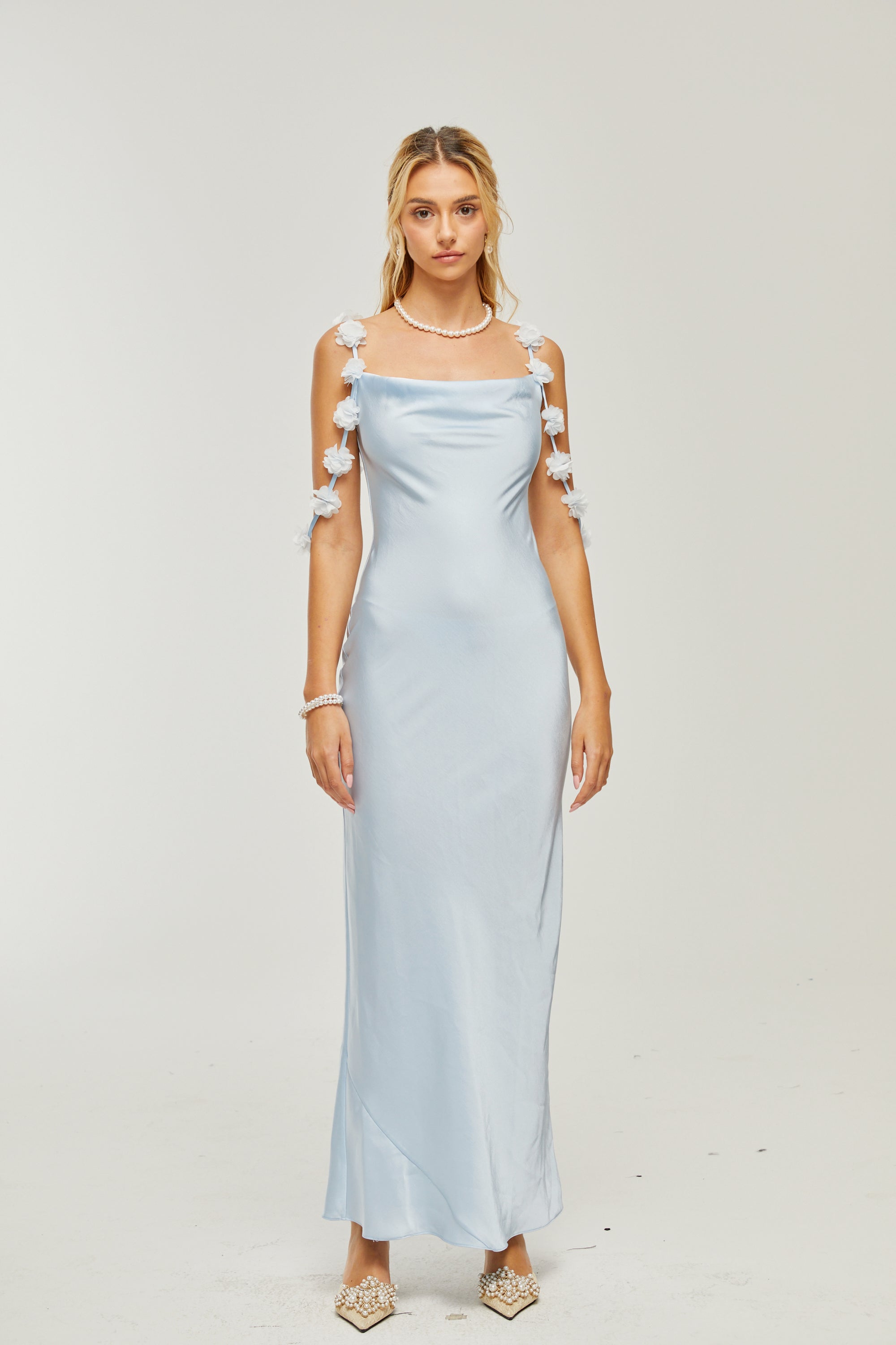 Capri Maxikleid aus Satin mit Blumenträgern 