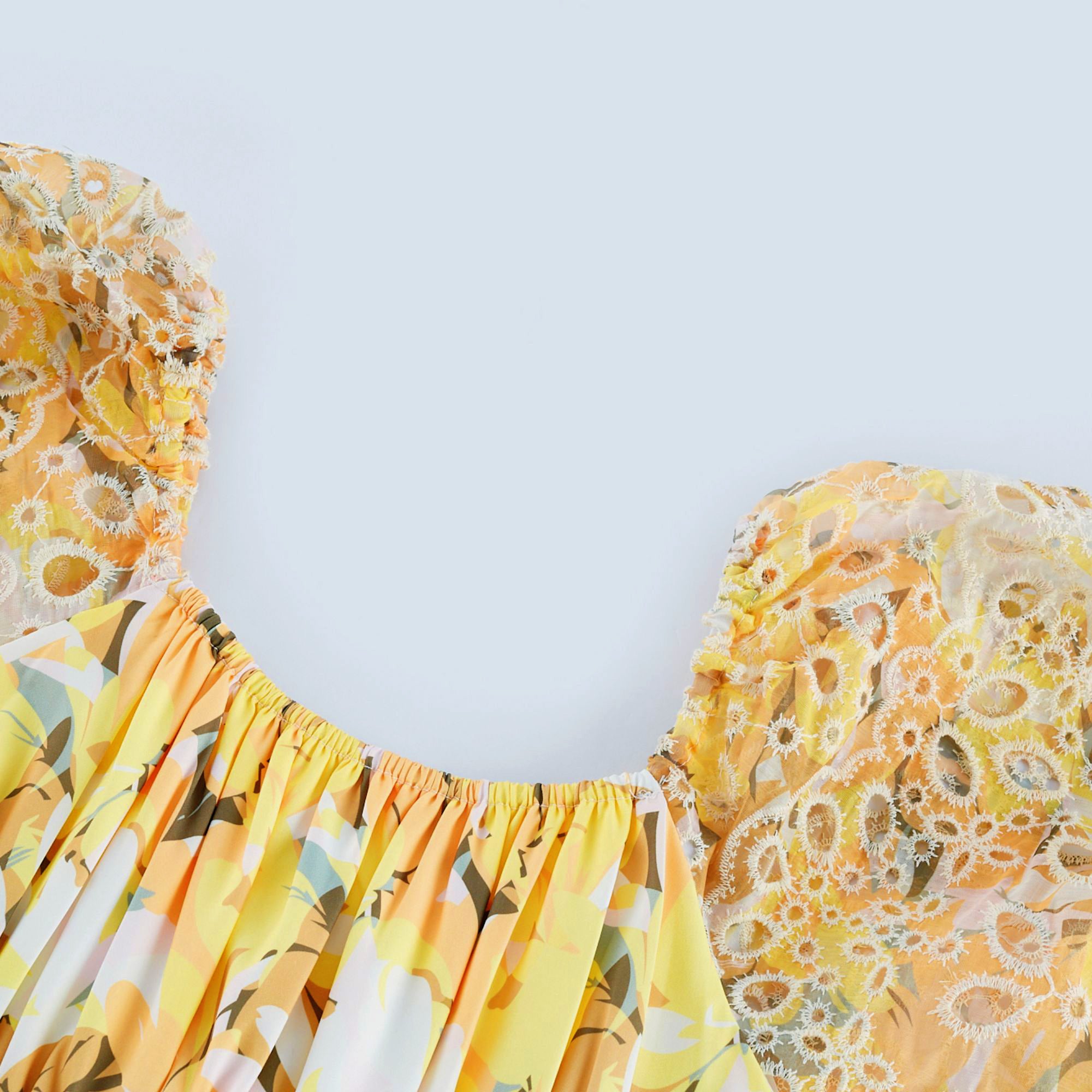 Clémence Midikleid mit Blumendruck und Cut-outs 