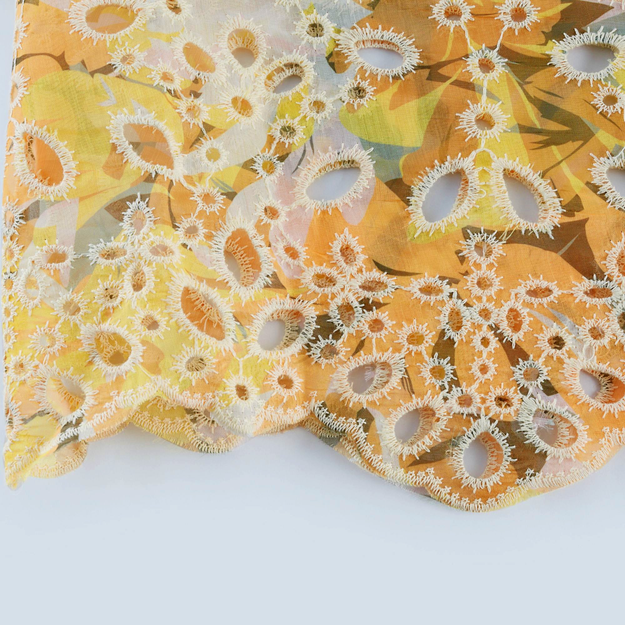 Clémence Midikleid mit Blumendruck und Cut-outs 