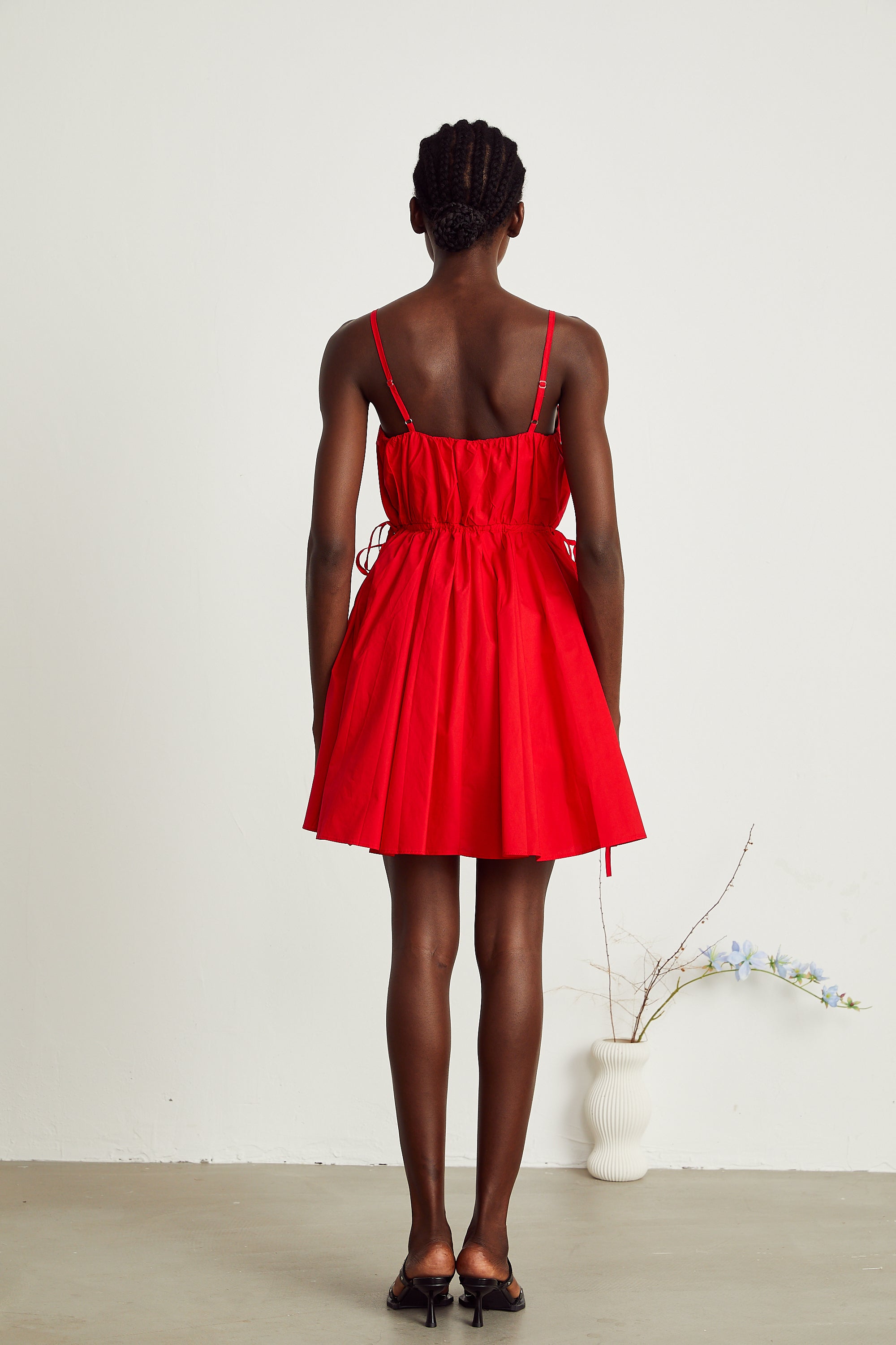 Wanda – Rotes Minikleid mit Spitzenstickerei