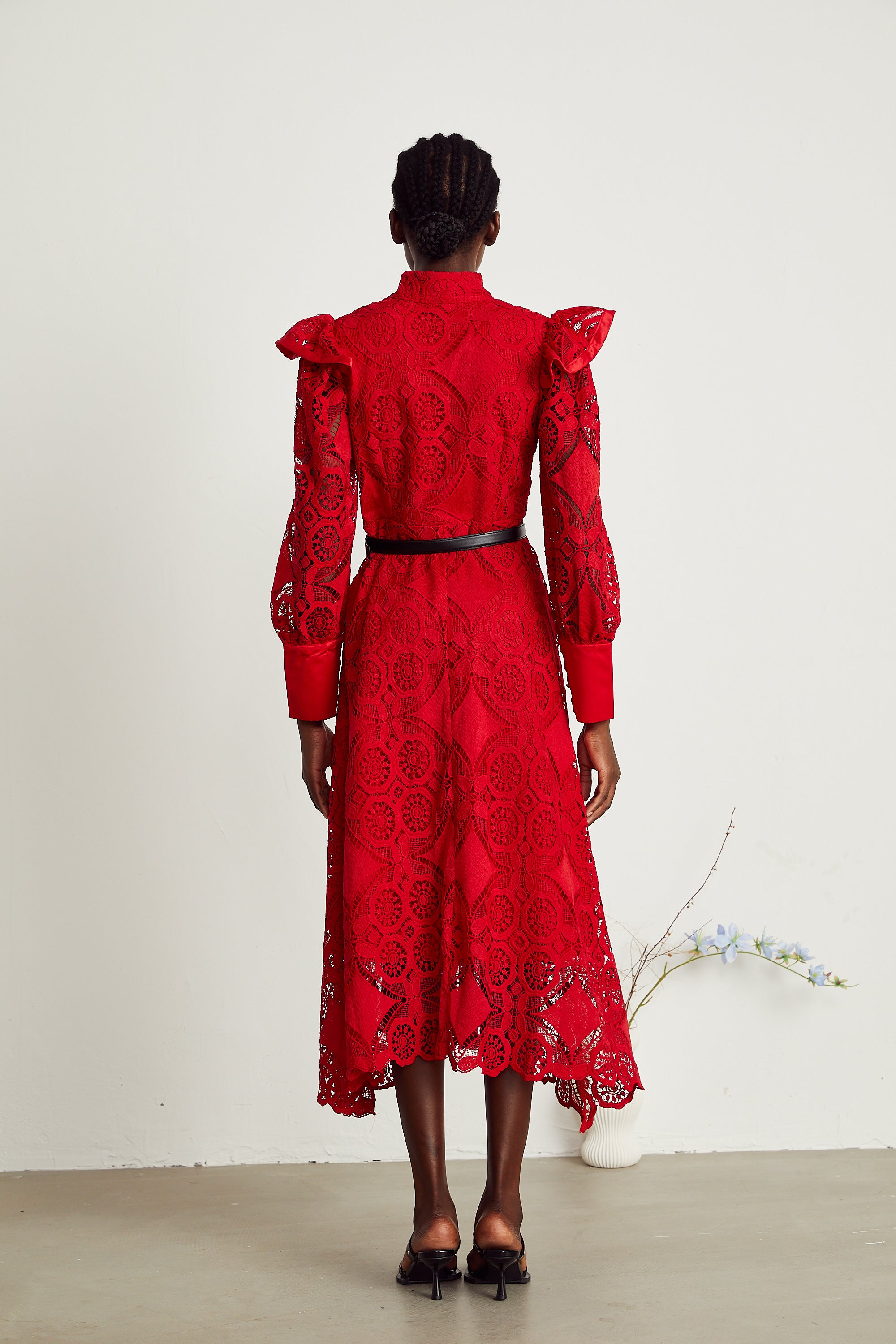 Isolde – Rotes Maxikleid mit Spitzeneinsatz und Muschelsaum