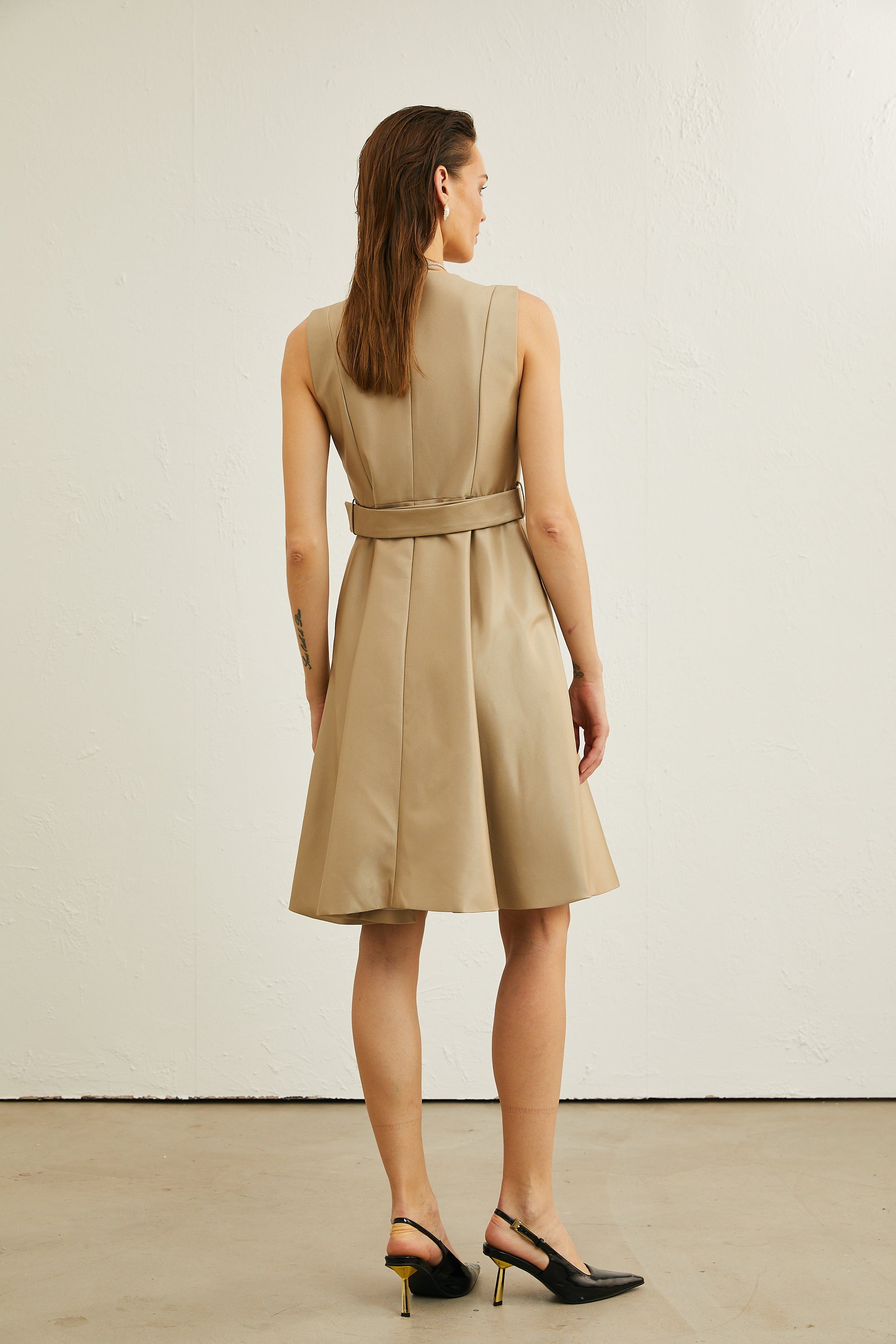 Gisèle sleeveless belted midi dress