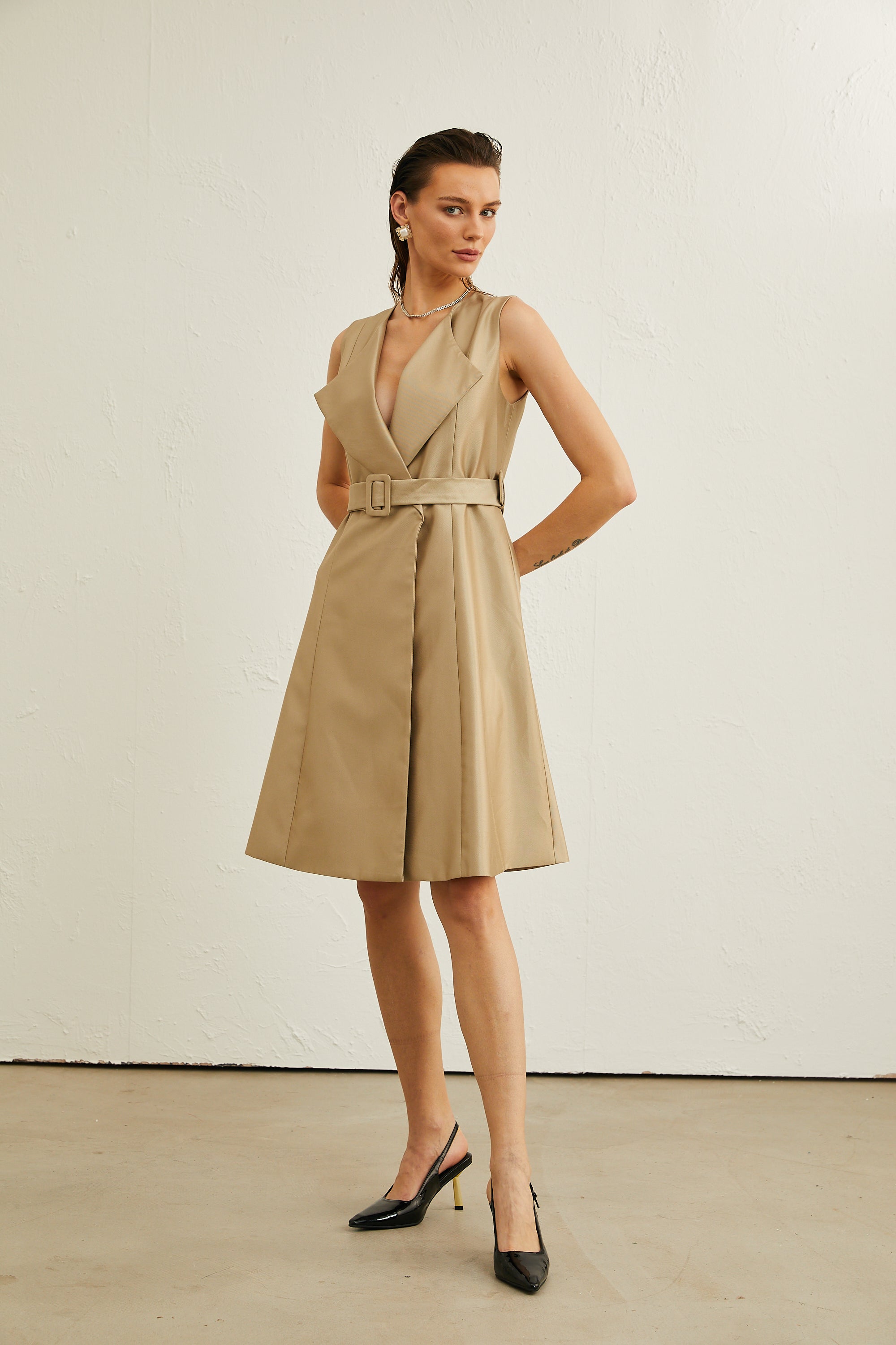 Gisèle sleeveless belted midi dress