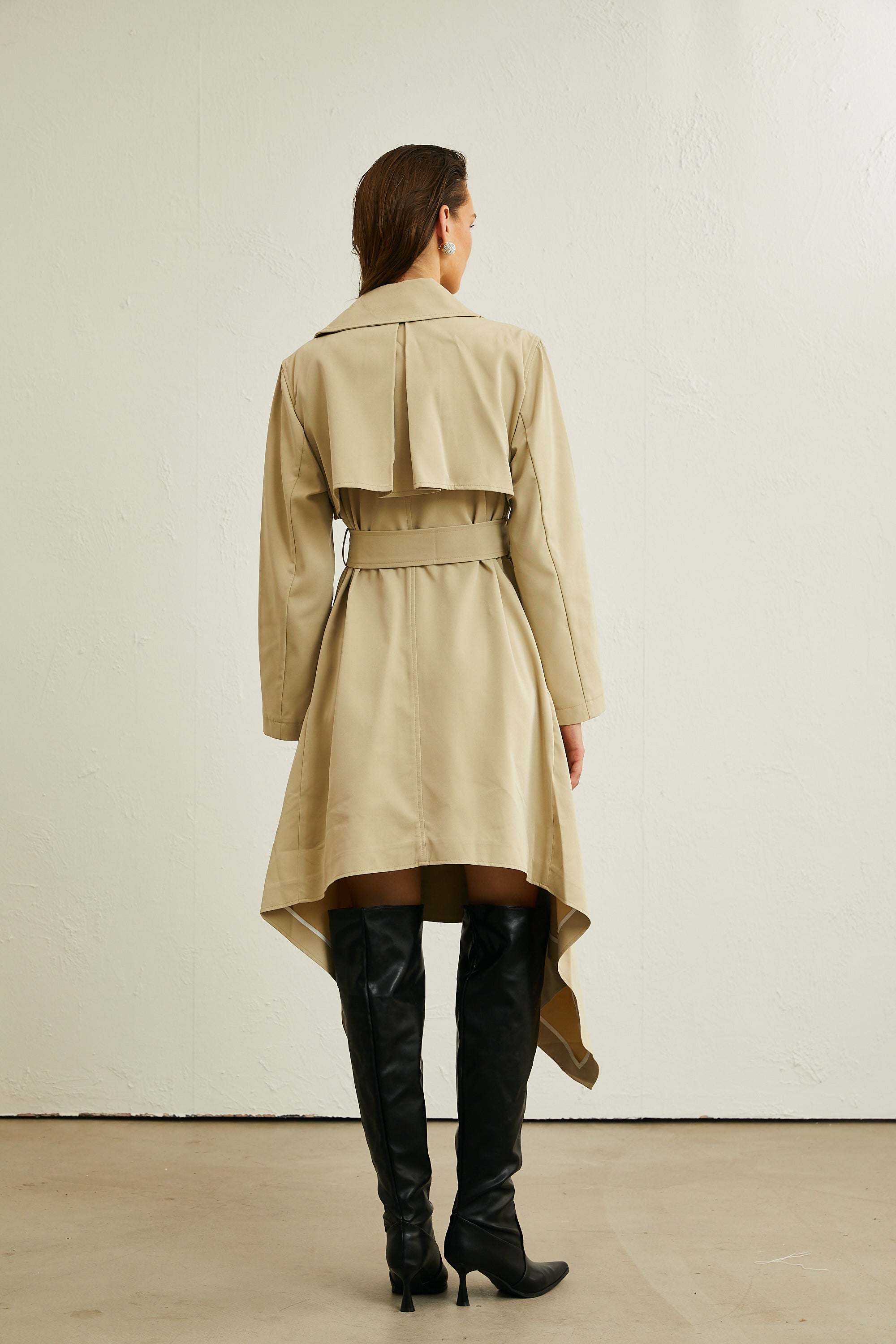 Gisèle khakifarbener Trenchcoat mit asymmetrischem Saum