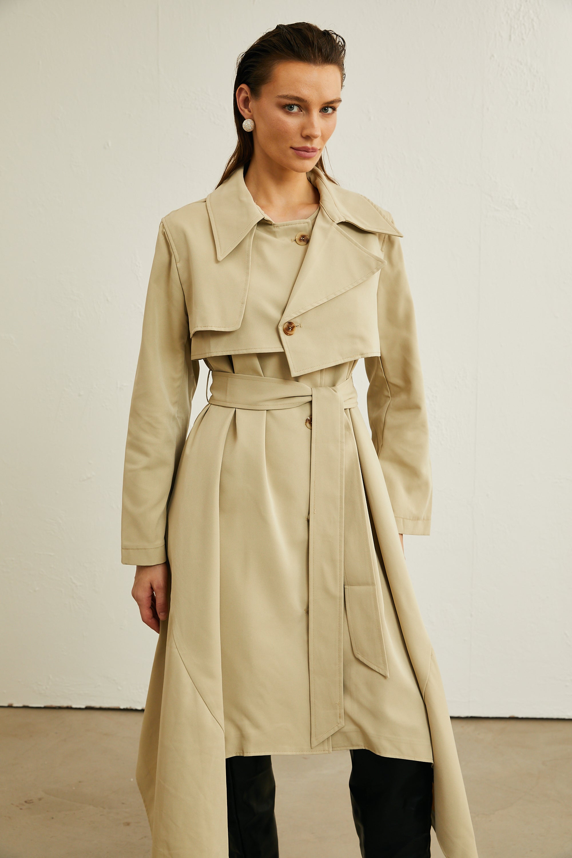 Gisèle khakifarbener Trenchcoat mit asymmetrischem Saum