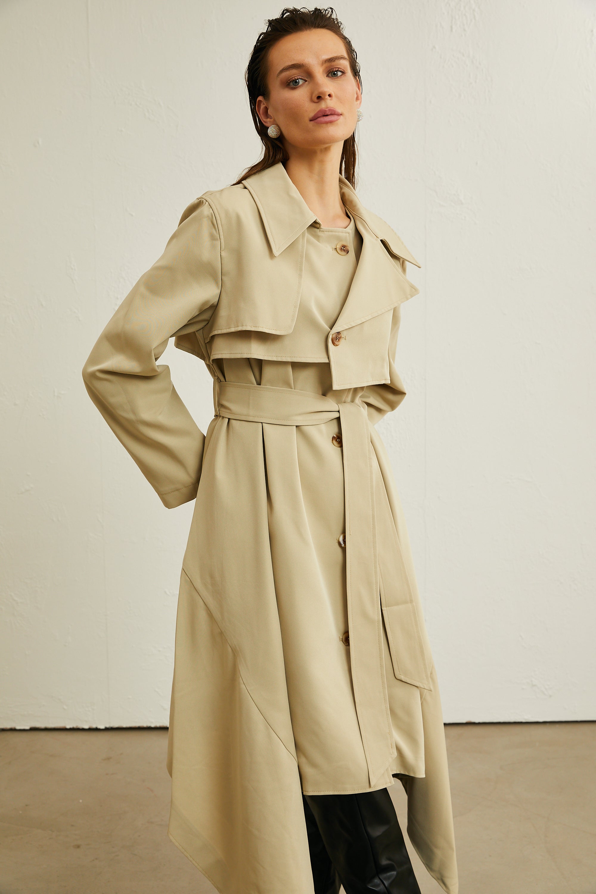 Gisèle khaki asymmetric-hem trench coat