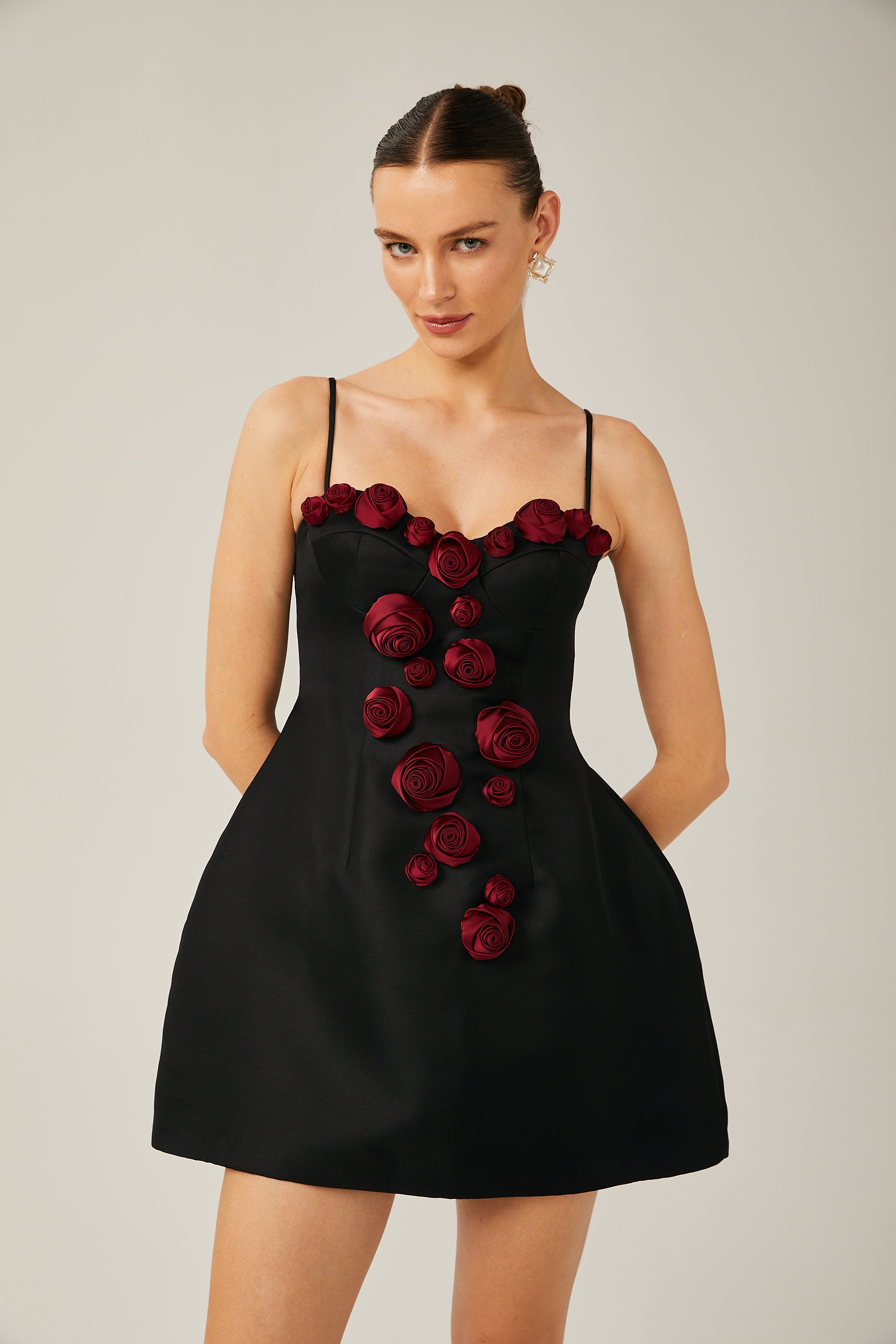 Annabelle – Schwarzes, ärmelloses Minikleid mit Blumenapplikationen