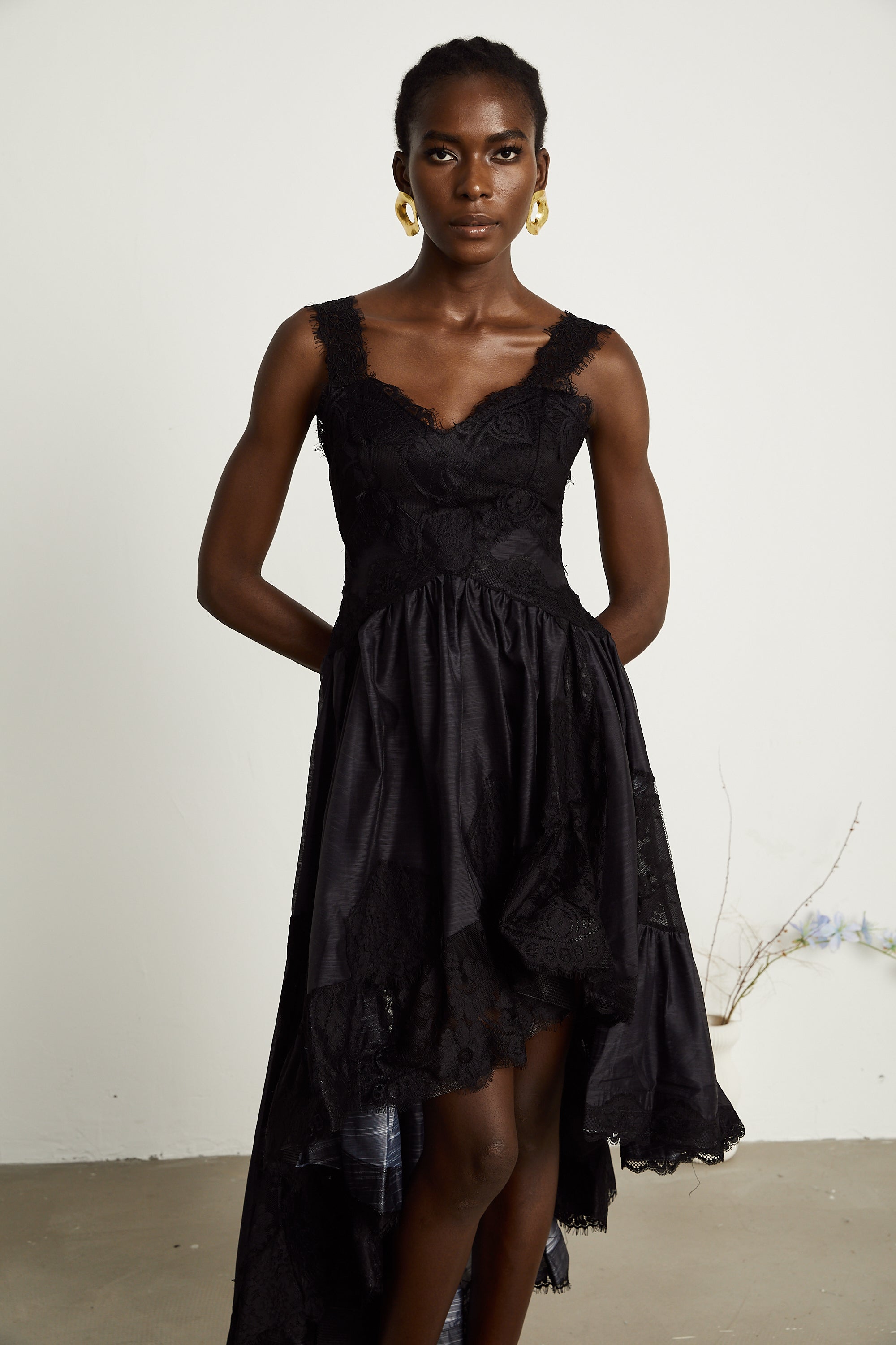 Renata – Schwarzes, asymmetrisches Plissee-Midikleid