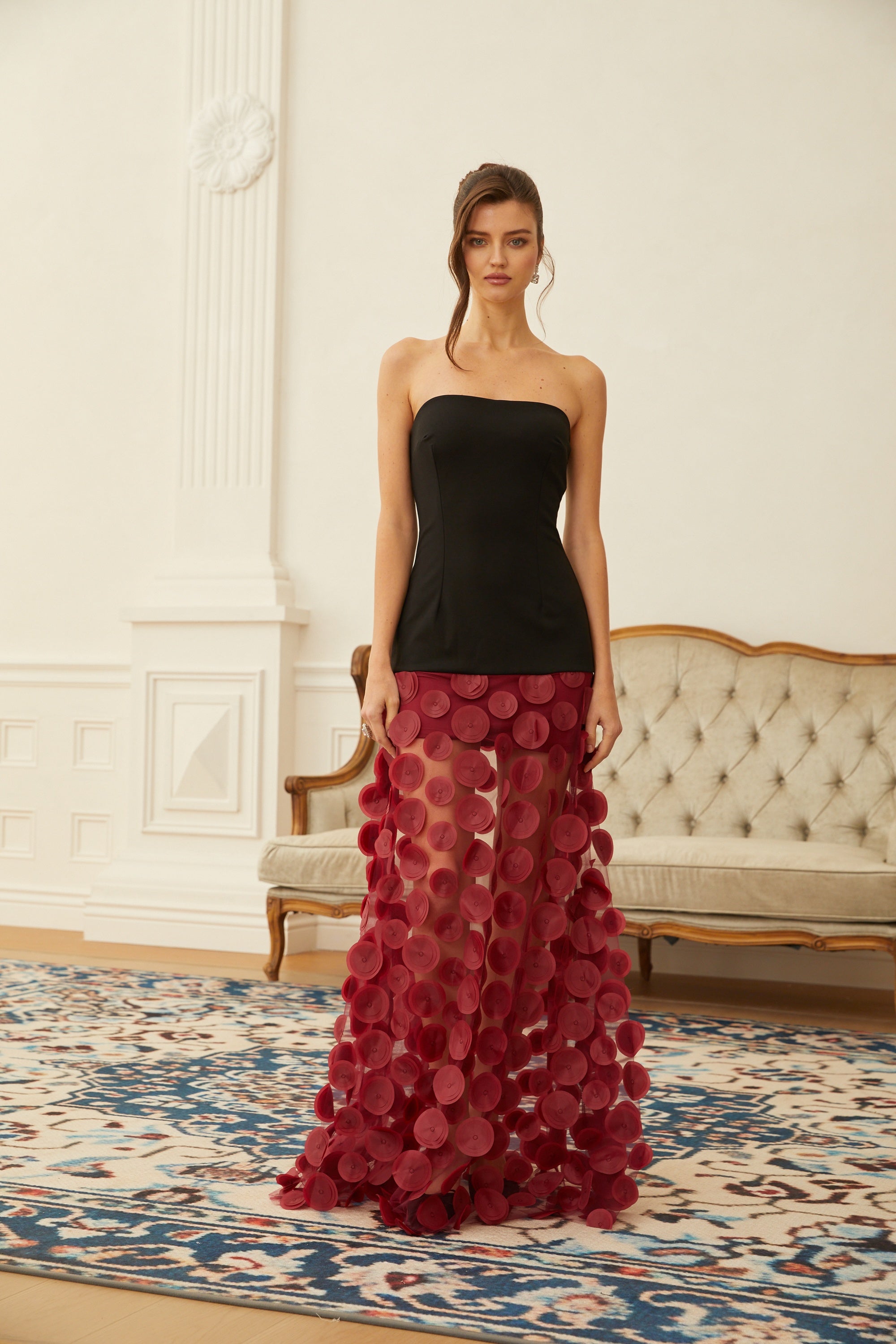 Xénia Maxikleid mit 3D-Polkadotmuster und roten Kontrastfarben