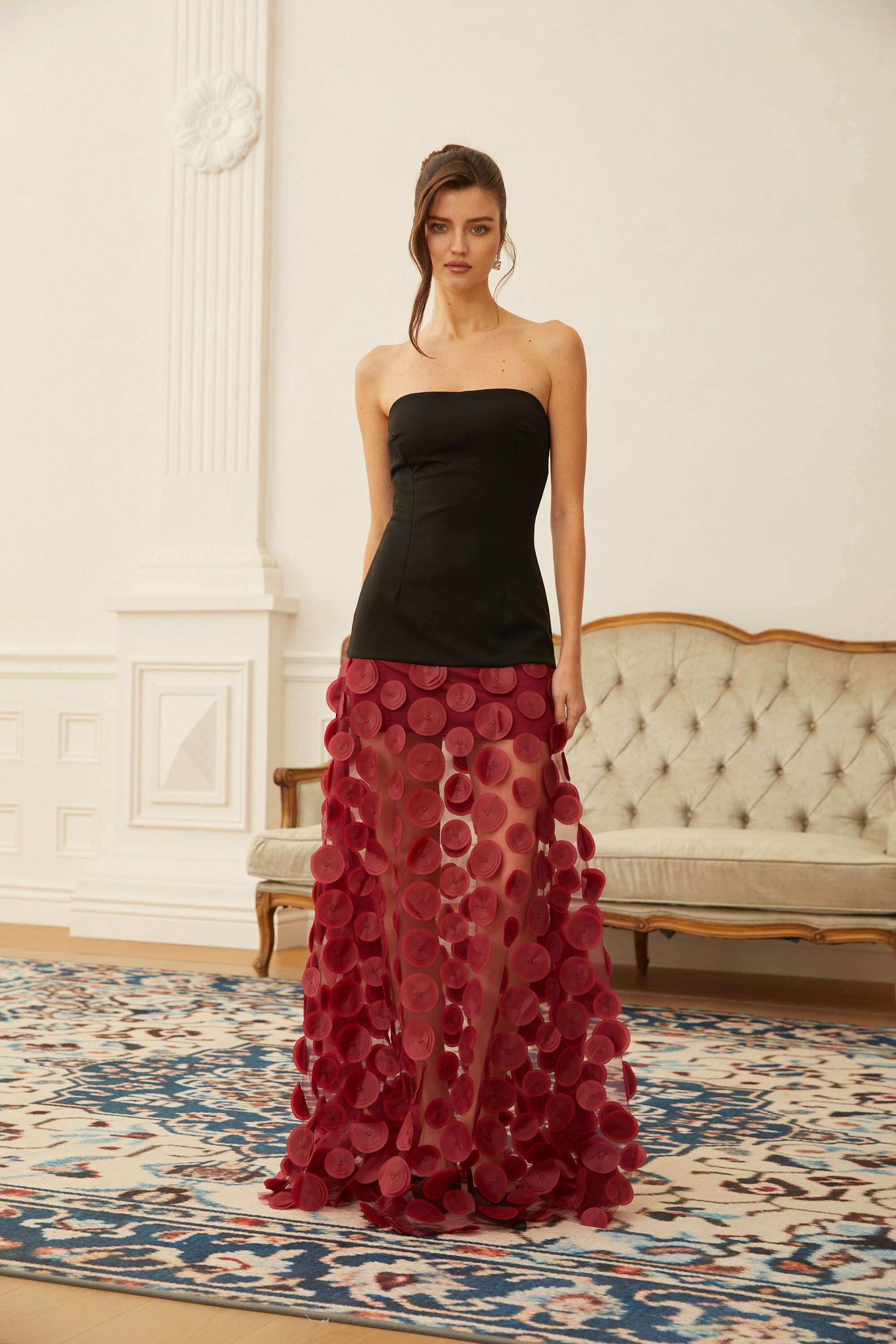 Xénia Maxikleid mit 3D-Polkadotmuster und roten Kontrastfarben