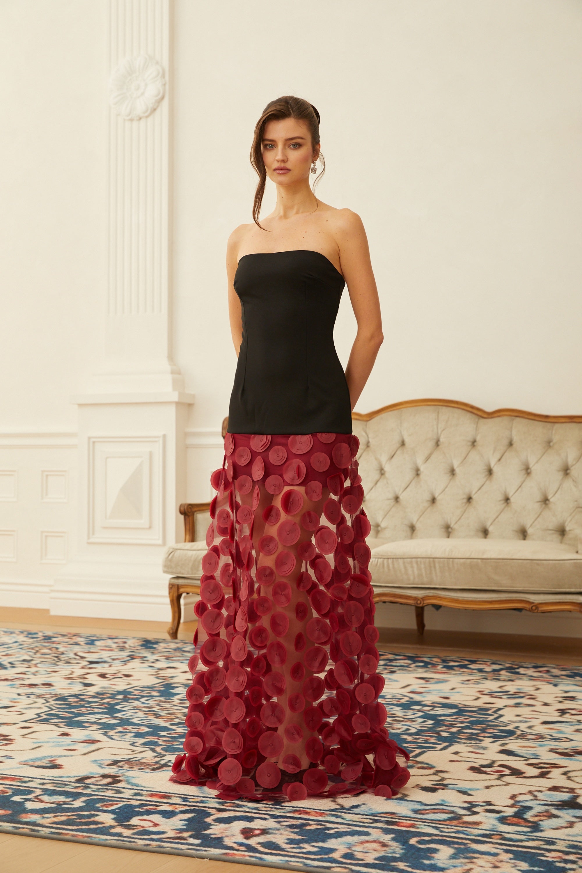 Xénia Maxikleid mit 3D-Polkadotmuster und roten Kontrastfarben