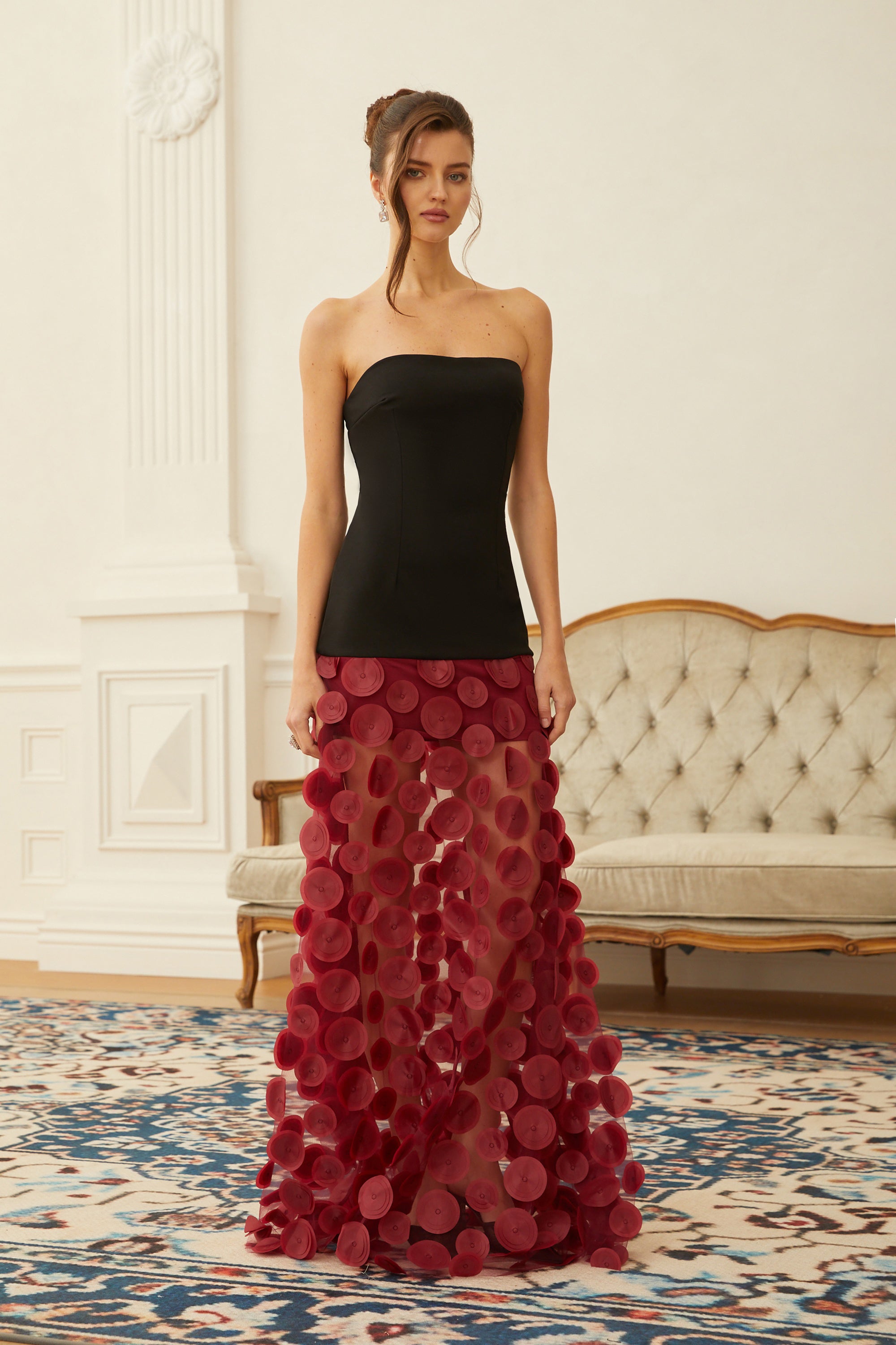 Xénia Maxikleid mit 3D-Polkadotmuster und roten Kontrastfarben