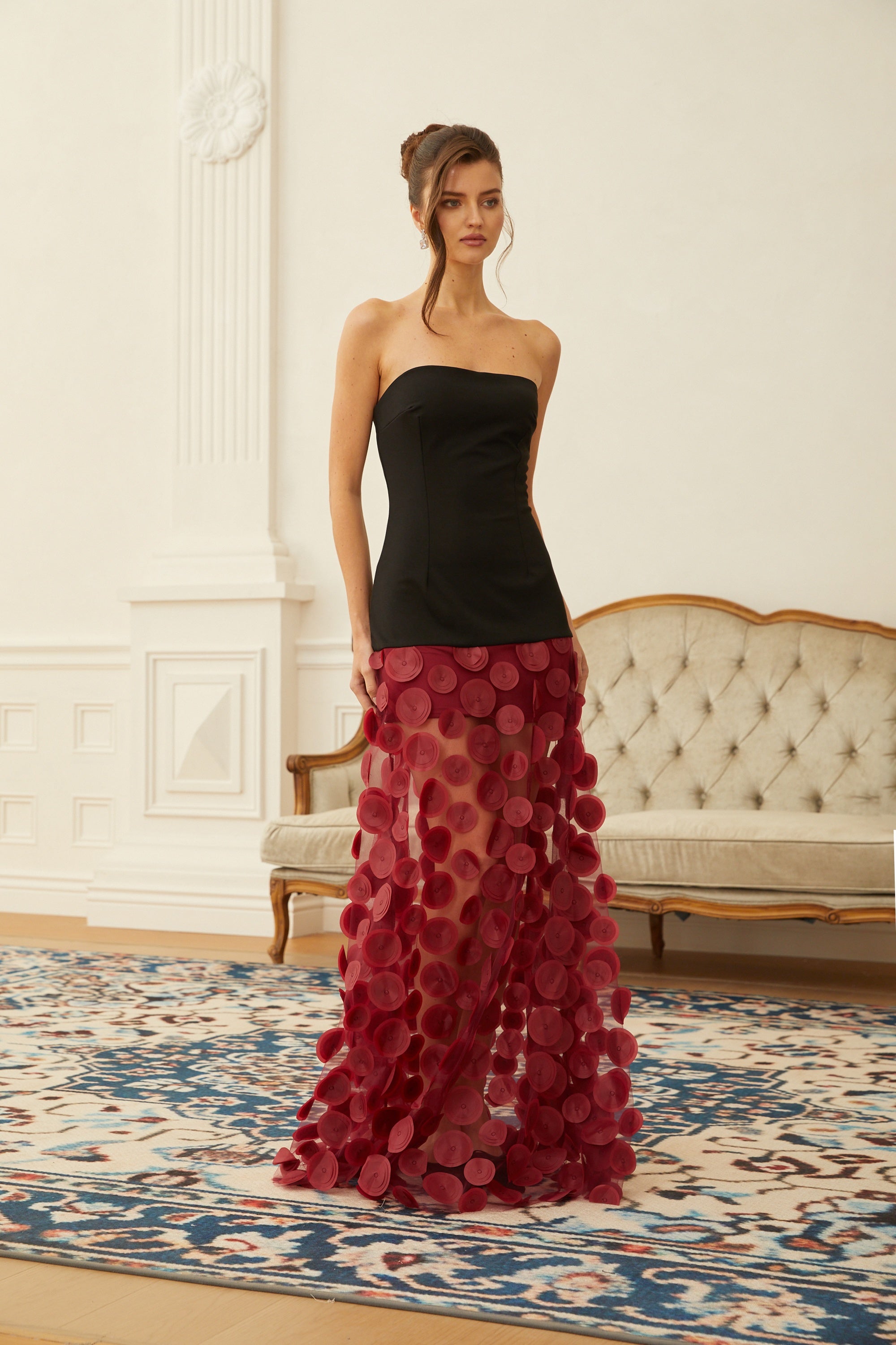 Xénia Maxikleid mit 3D-Polkadotmuster und roten Kontrastfarben