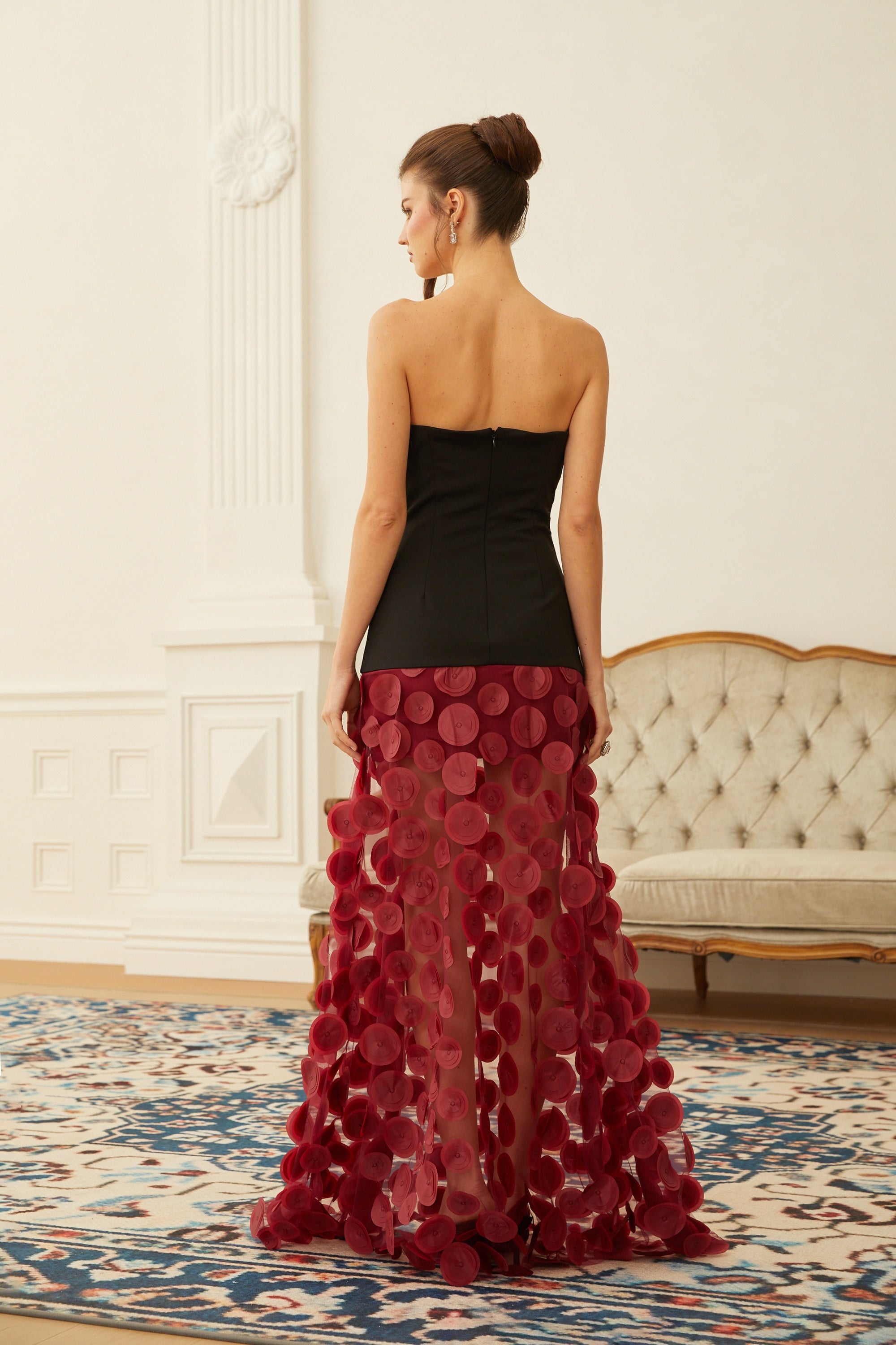 Xénia Maxikleid mit 3D-Polkadotmuster und roten Kontrastfarben