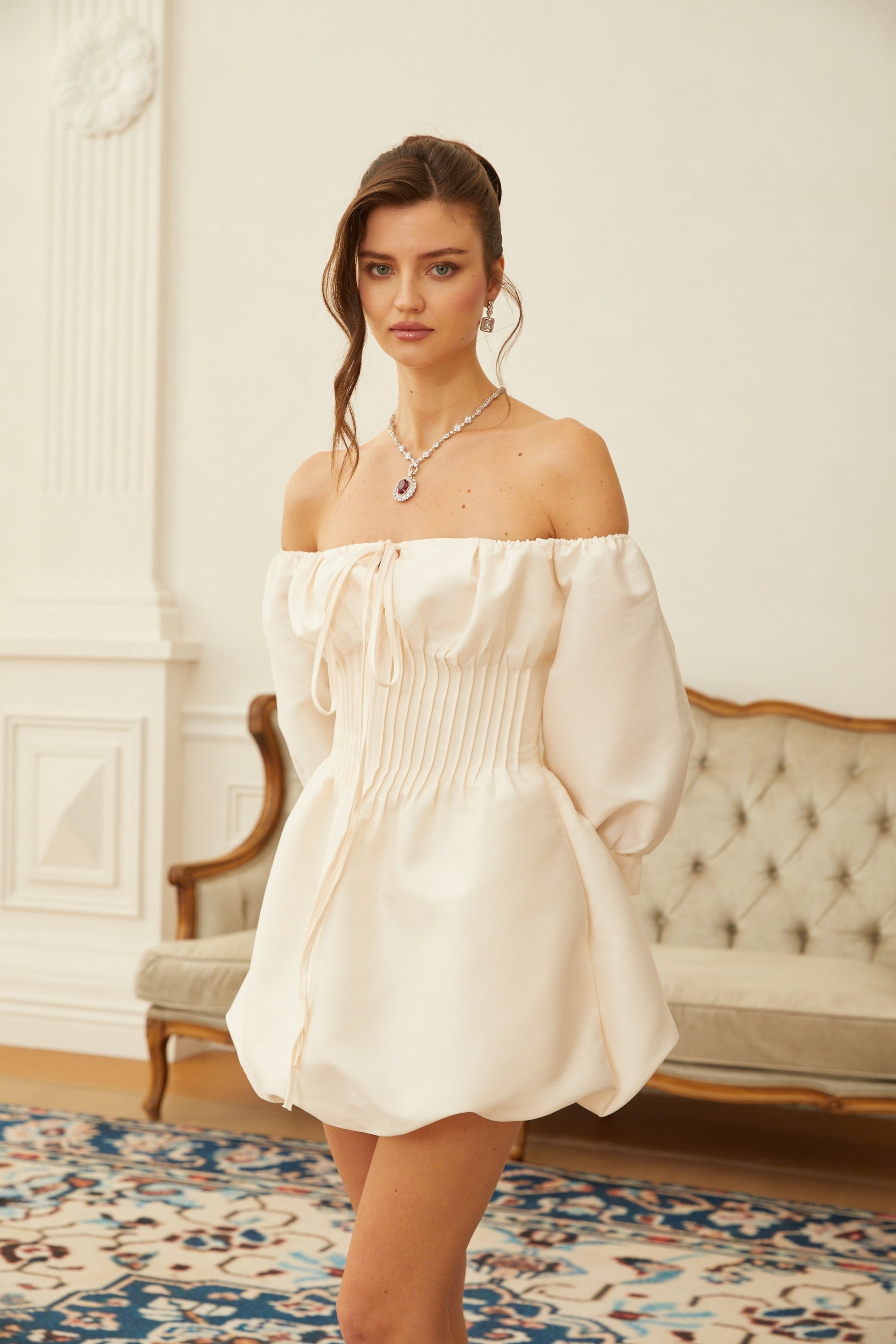 Bianca Weißes, schulterfreies Minikleid mit Falteneinsatz