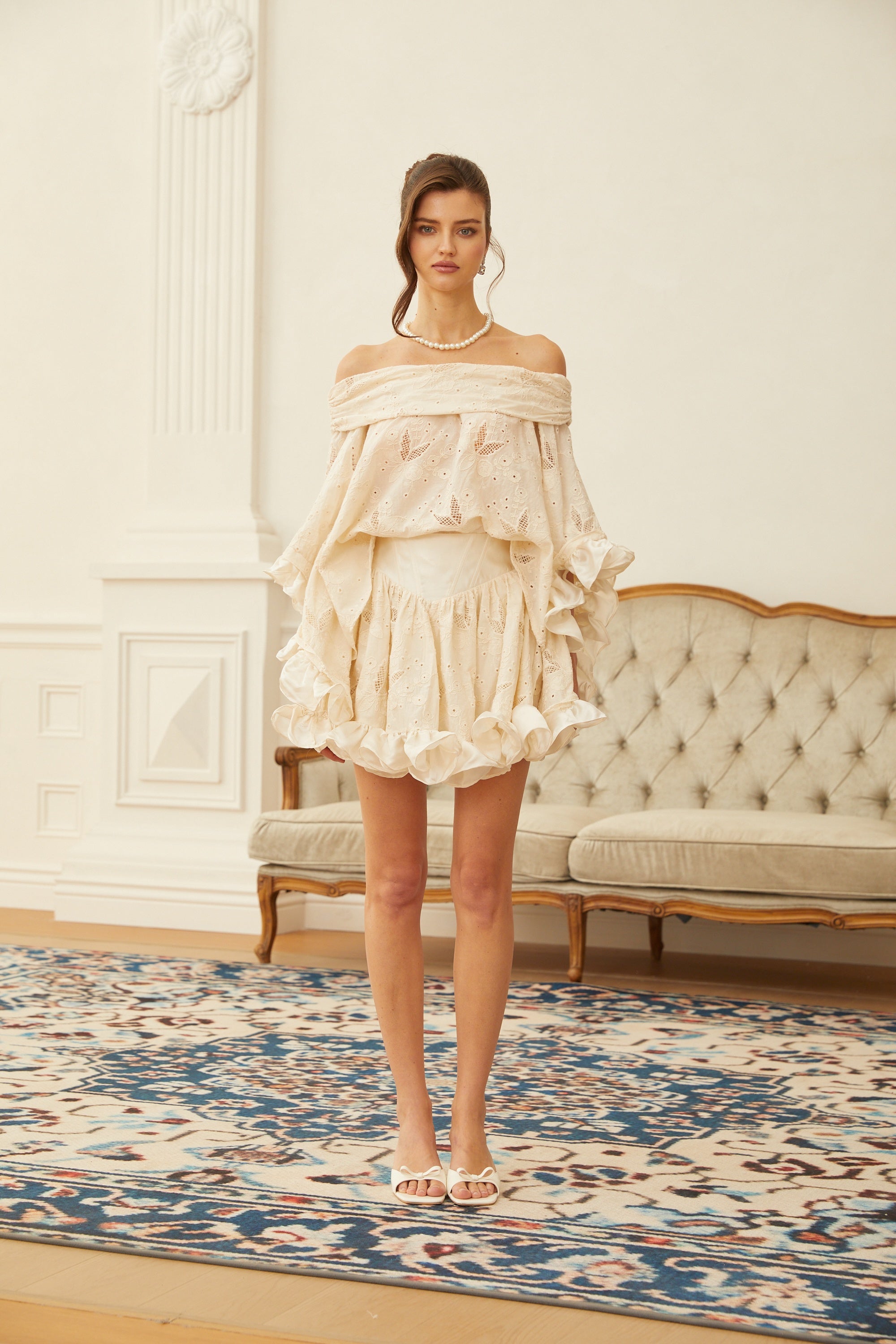 طقم بلوزة وتنورة من الكروشيه بتطريزات زهور باللون المحايد من ألڤا