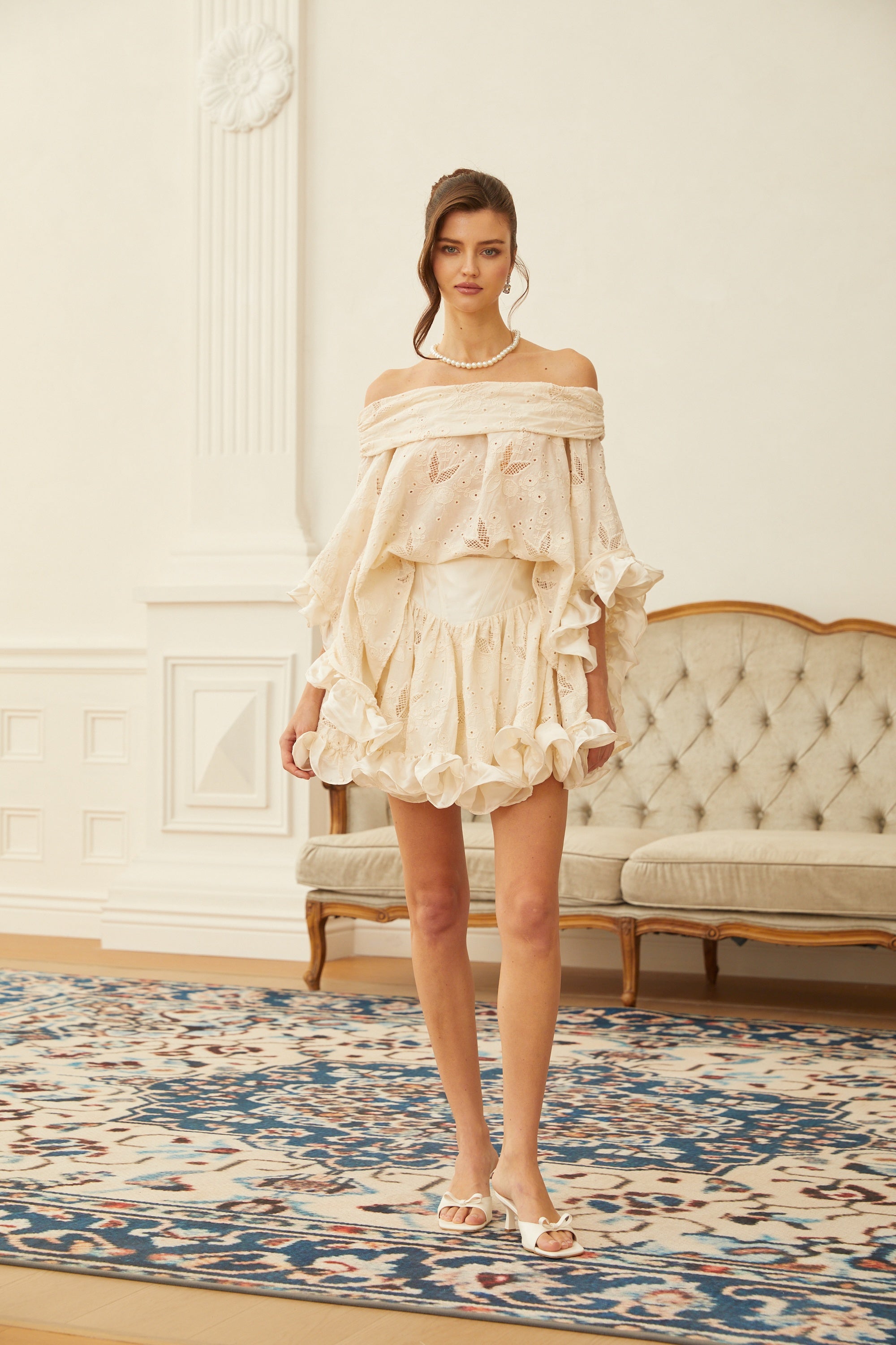 طقم بلوزة وتنورة من الكروشيه بتطريزات زهور باللون المحايد من ألڤا