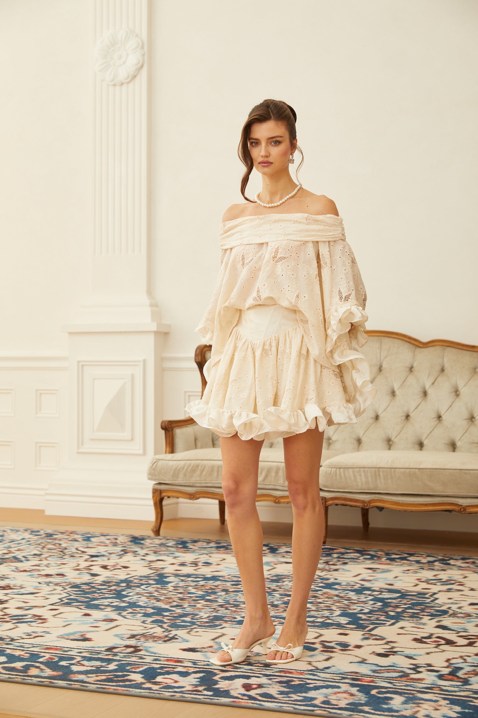 طقم بلوزة وتنورة من الكروشيه بتطريزات زهور باللون المحايد من ألڤا