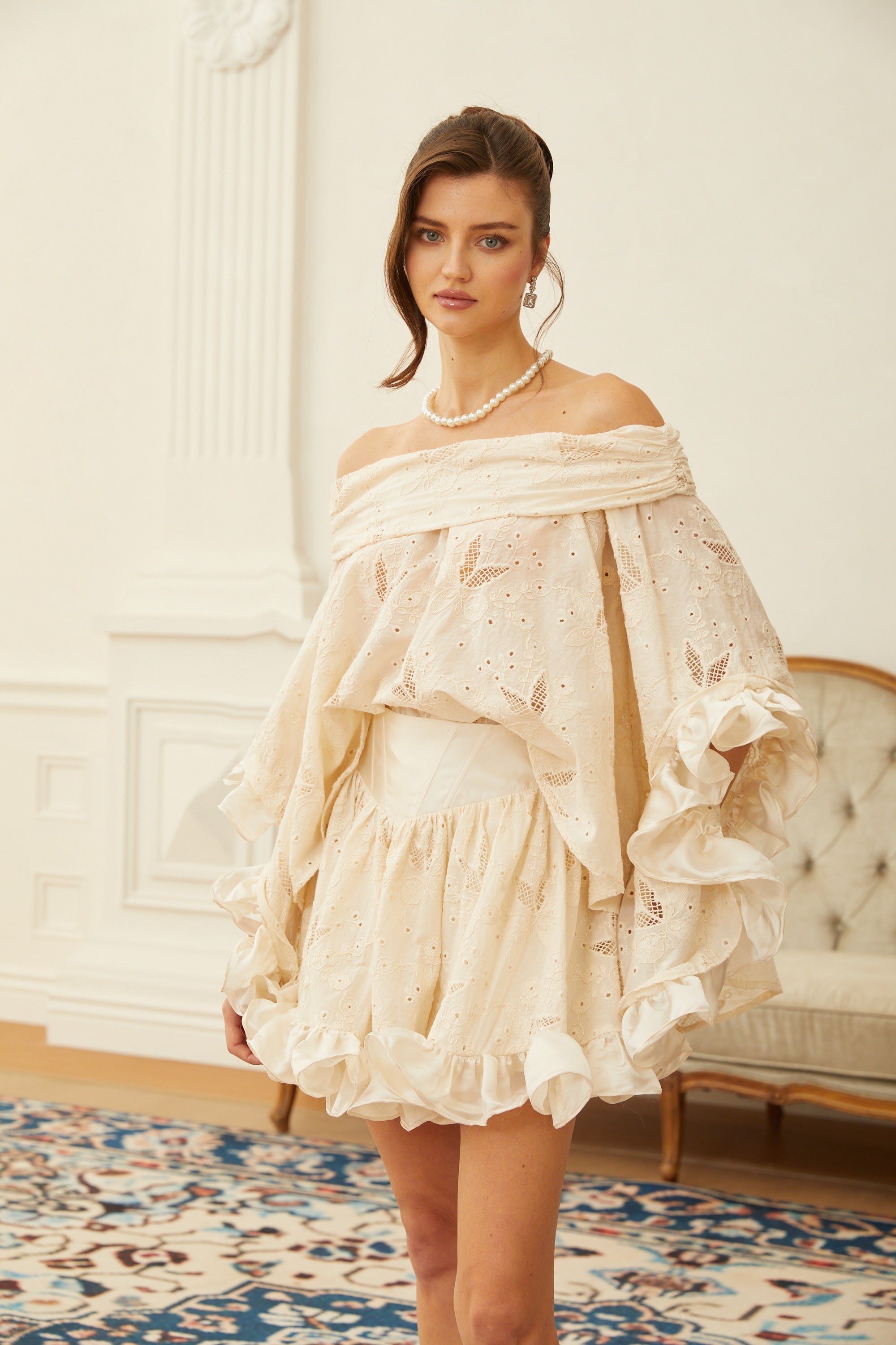 طقم بلوزة وتنورة من الكروشيه بتطريزات زهور باللون المحايد من ألڤا