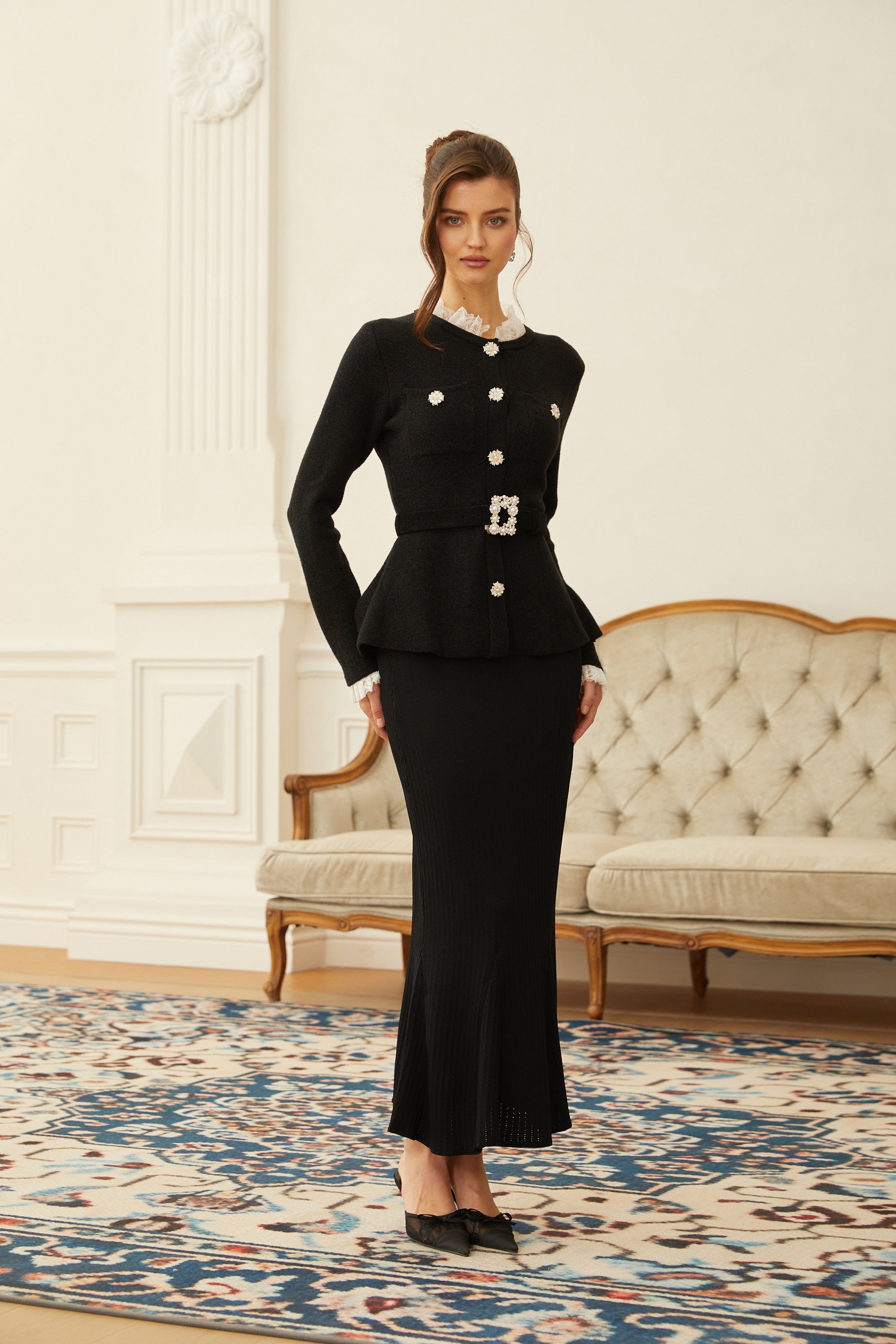 طقم توب وتنورة محبوكة سوداء مزينة من إلينور