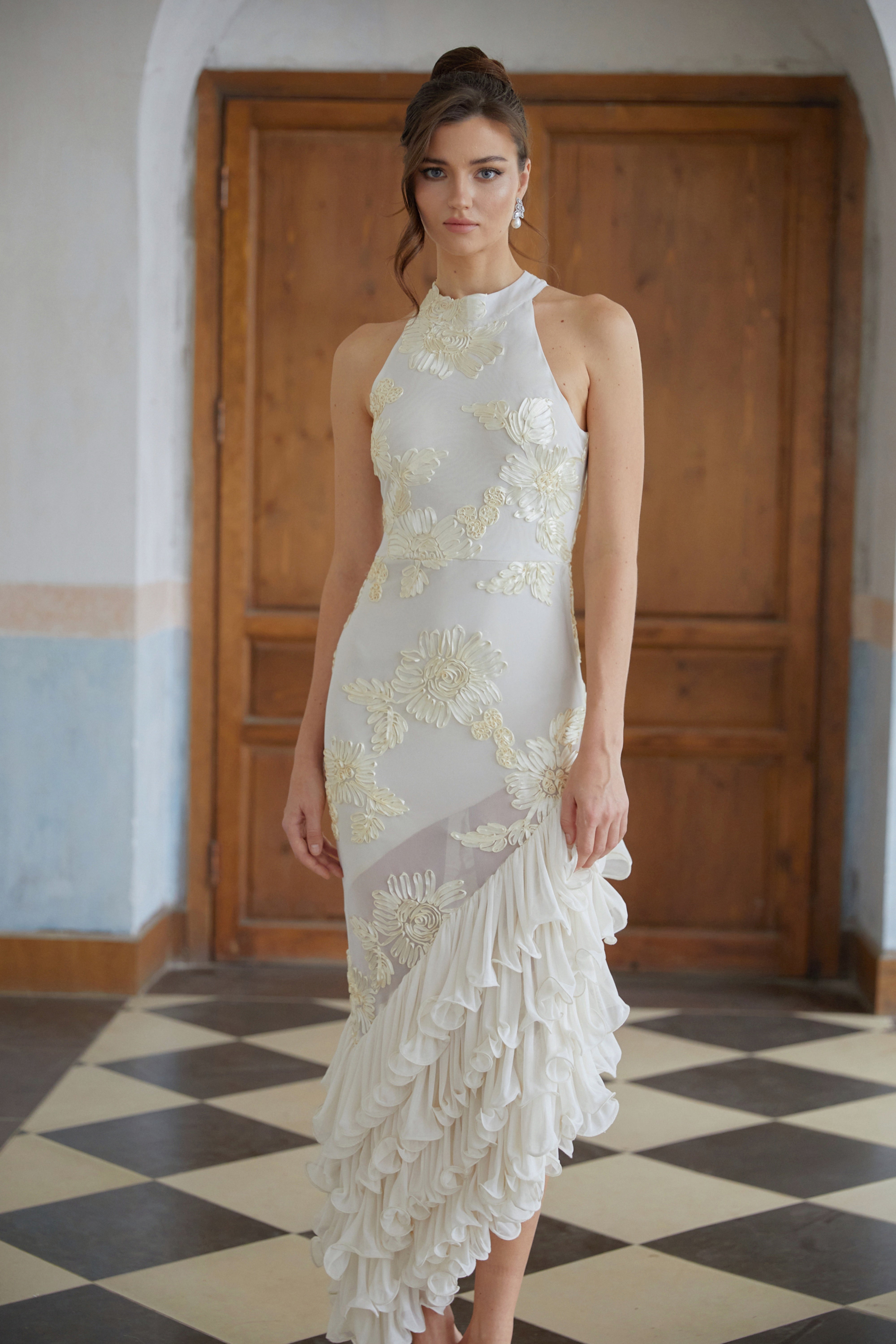 فستان تيويلين محايد غير متماثل بتصميم زهور ومكشكش متوسط الطول