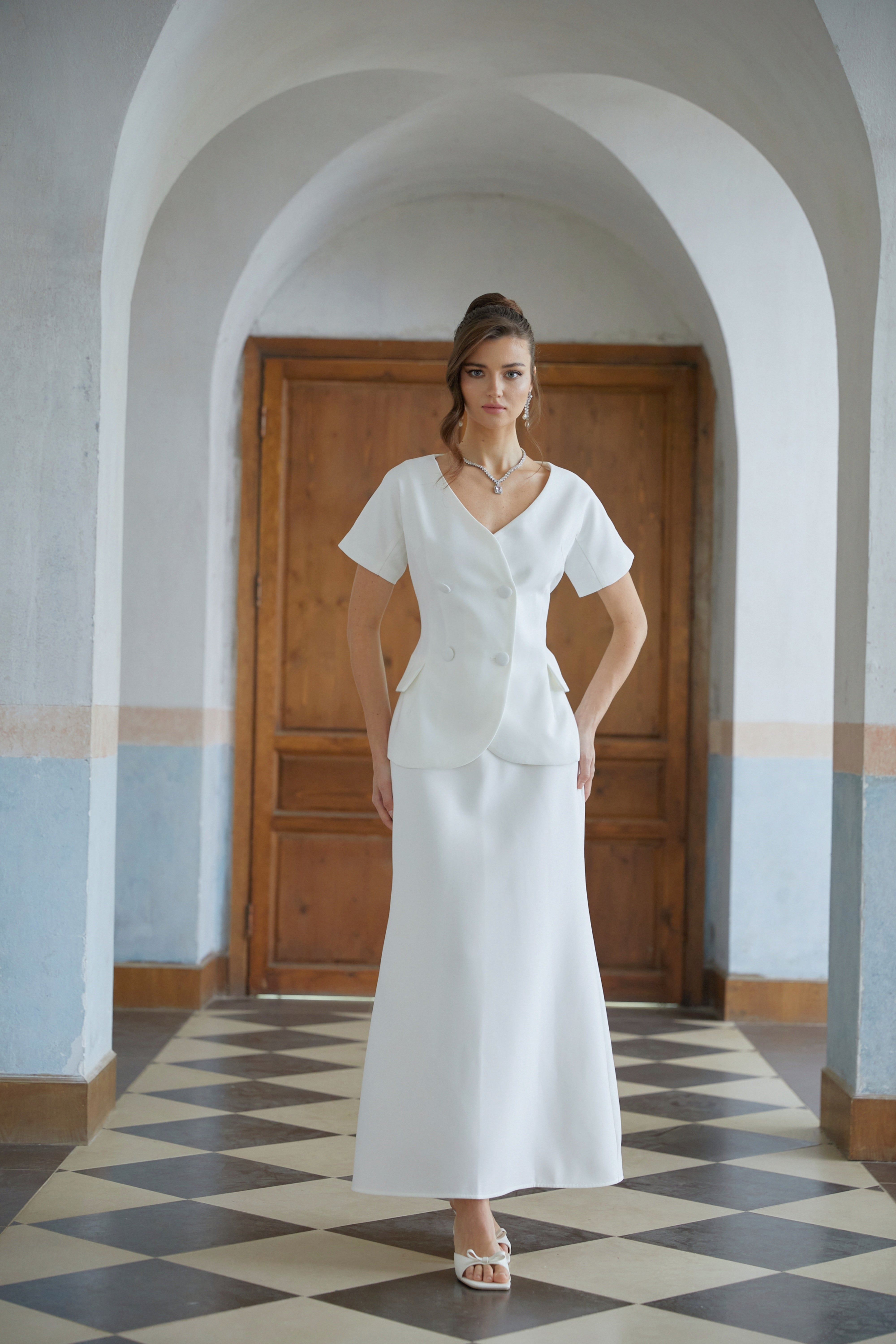 طقم هالسيزي المكون من بلوزة بيضاء مزدوجة الصدر وطوقية واسعة