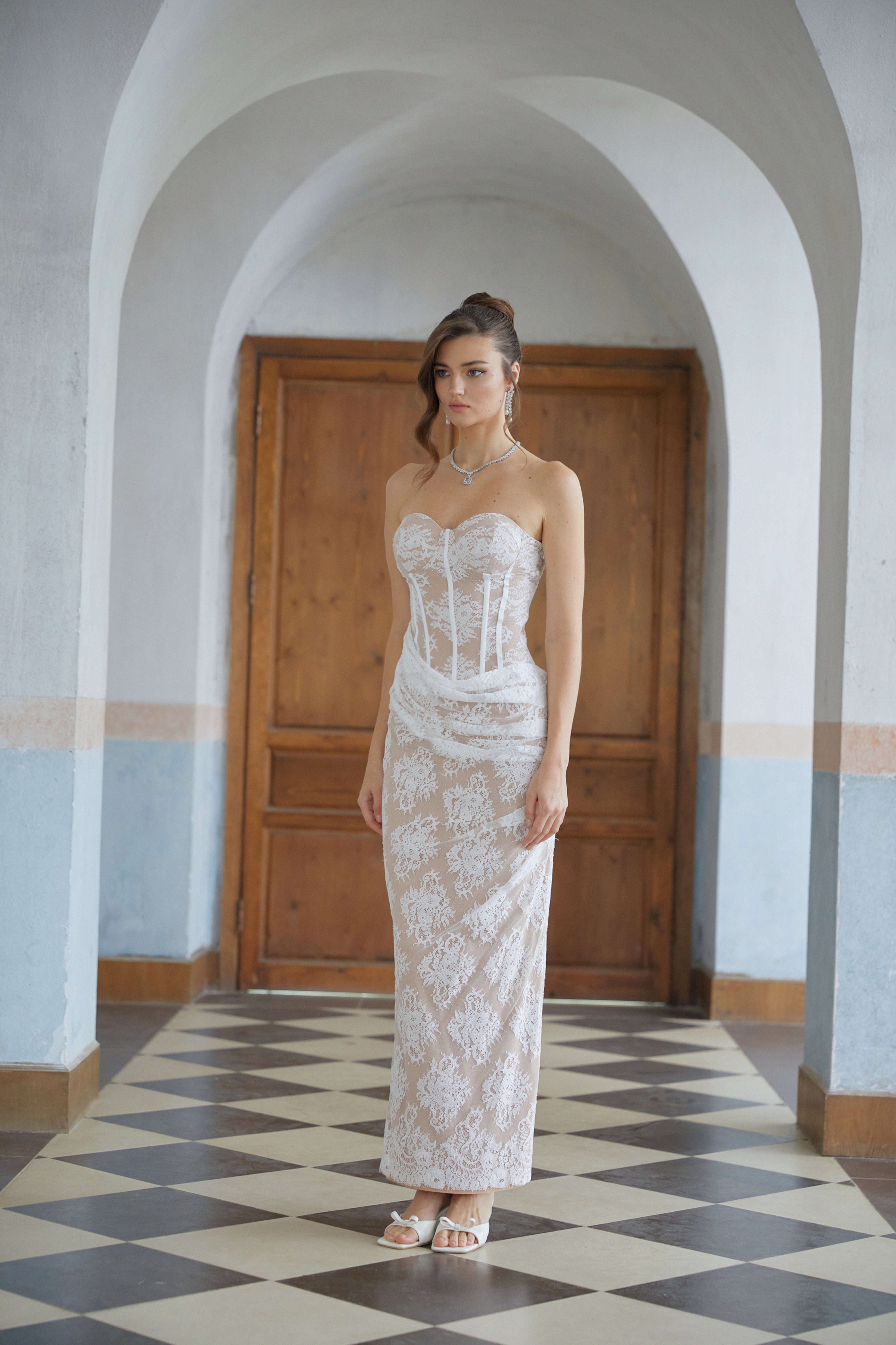 Tyra Weißes Maxikleid mit Korsett aus floraler Spitze