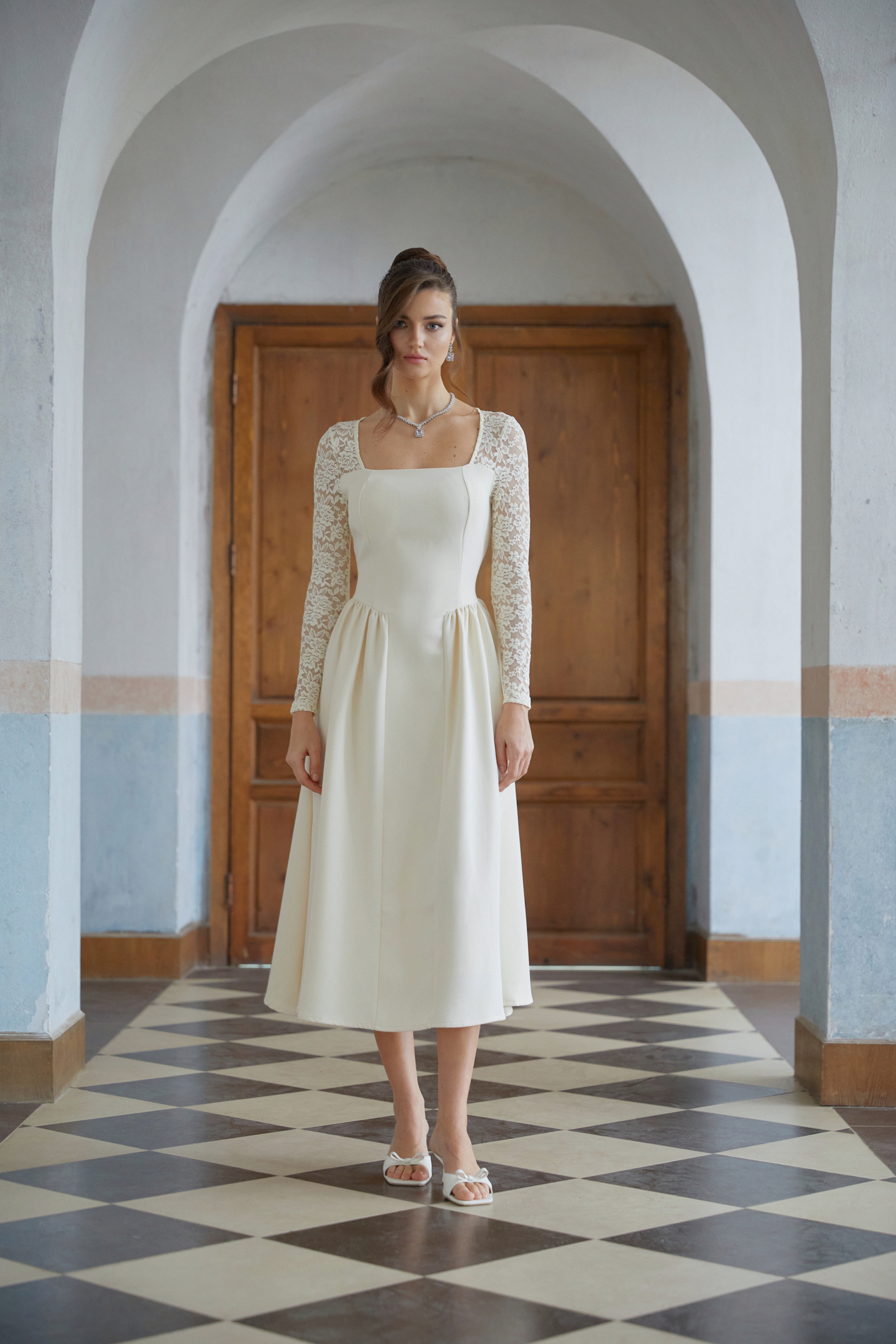 فستان ديلا متوسط الطول من الدانتيل المحايد مع أشرطة جانبية مطوية