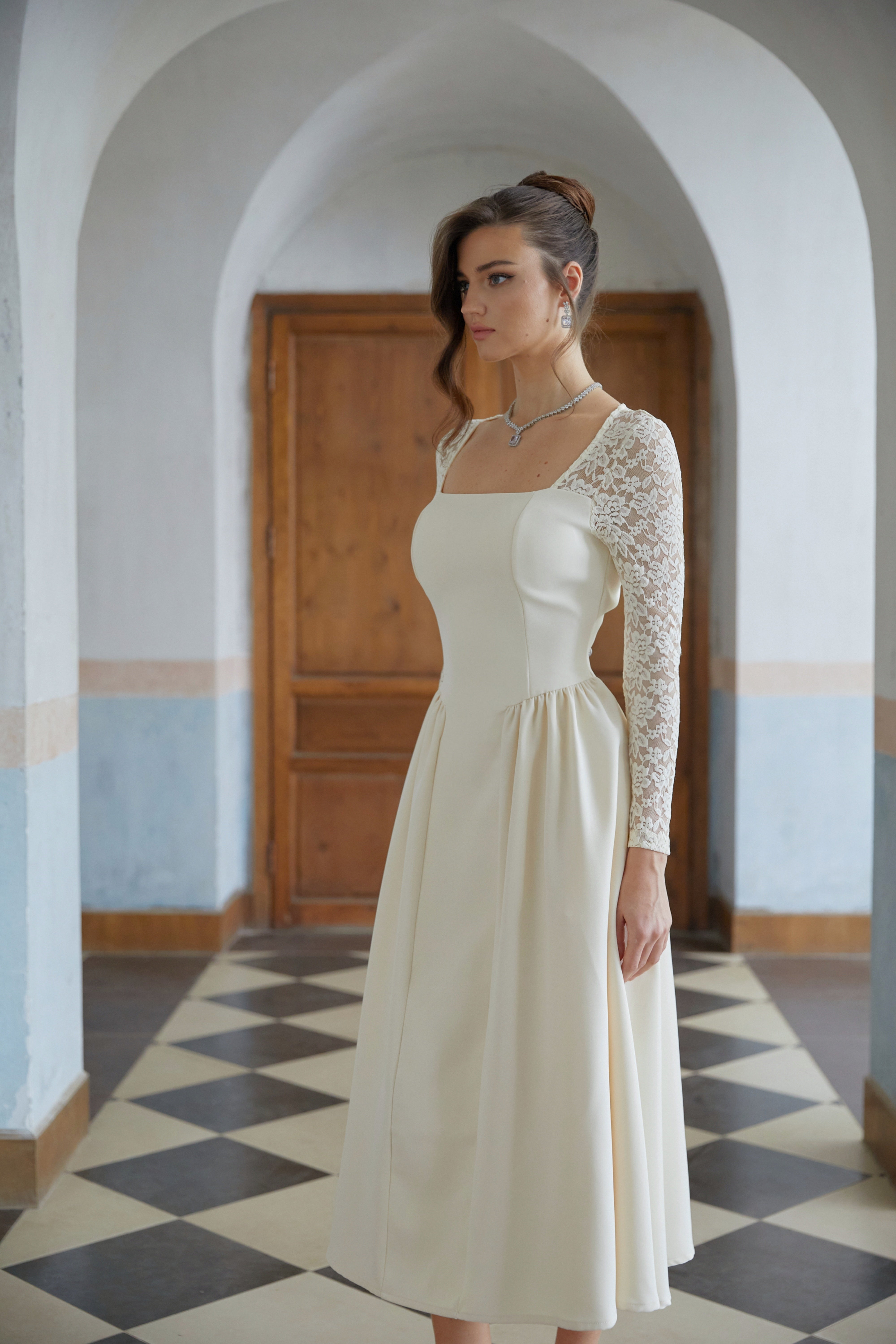 فستان ديلا متوسط الطول من الدانتيل المحايد مع أشرطة جانبية مطوية