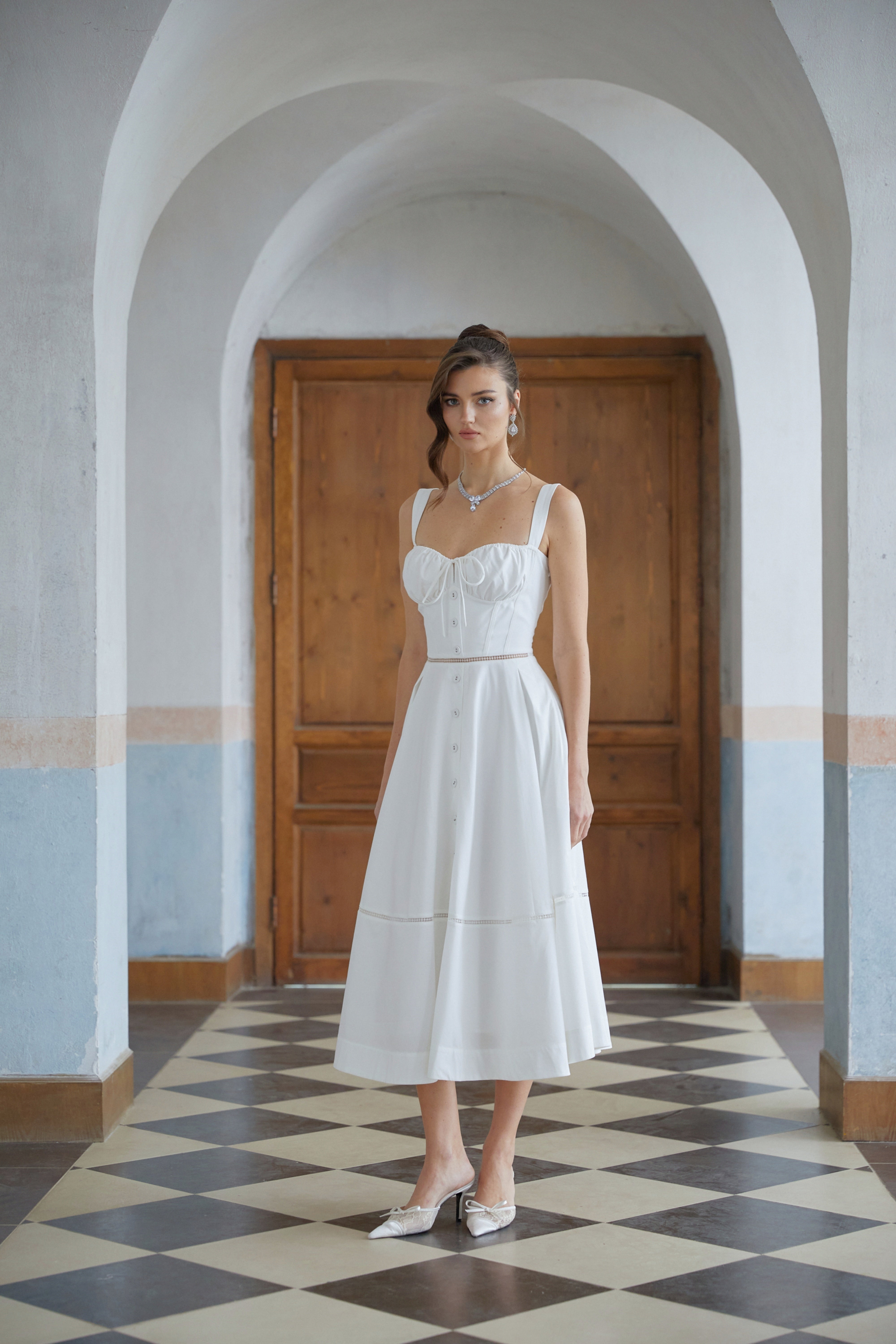 Niamh Weißes Midikleid mit Cut-Out-Korsett