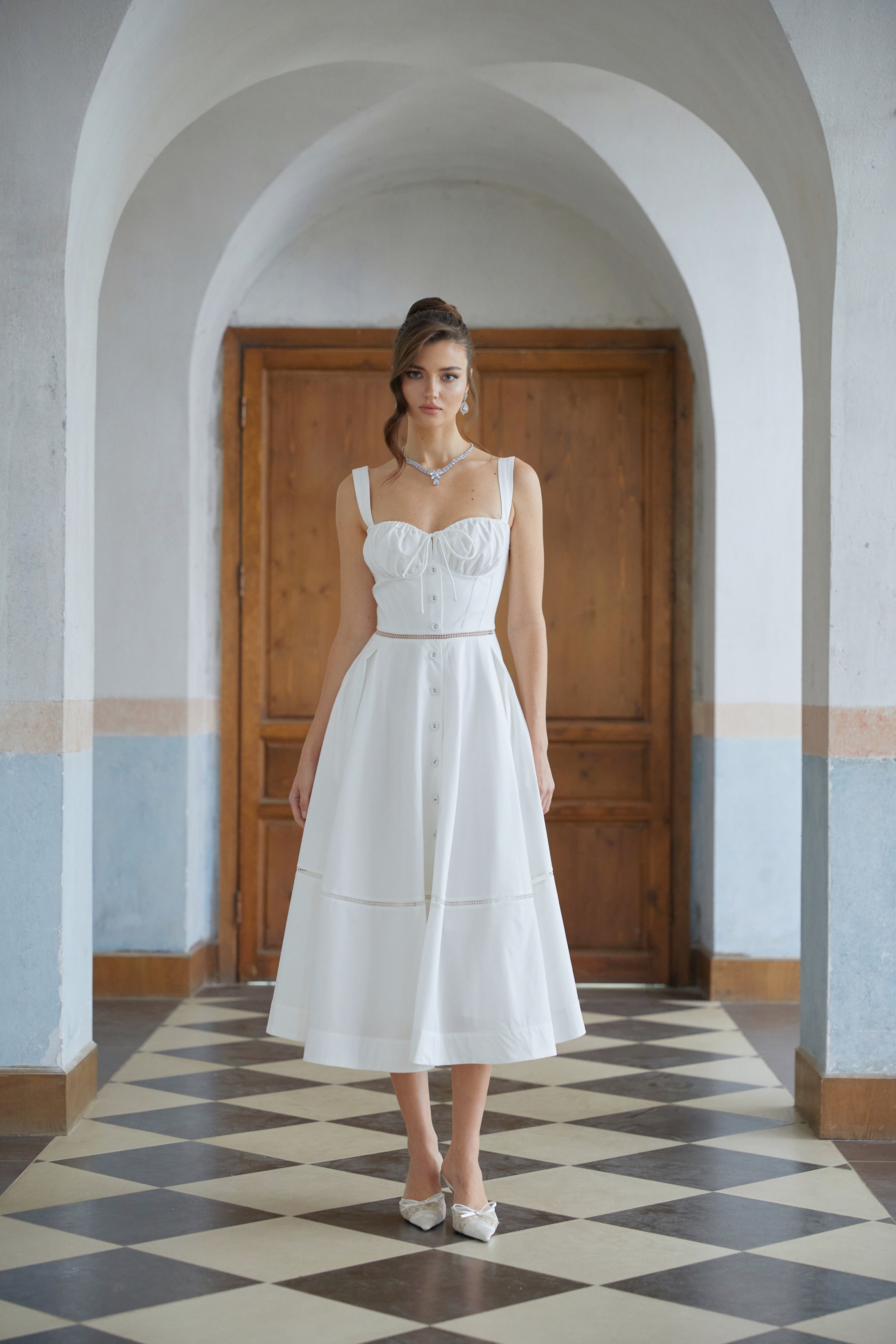 Niamh Weißes Midikleid mit Cut-Out-Korsett