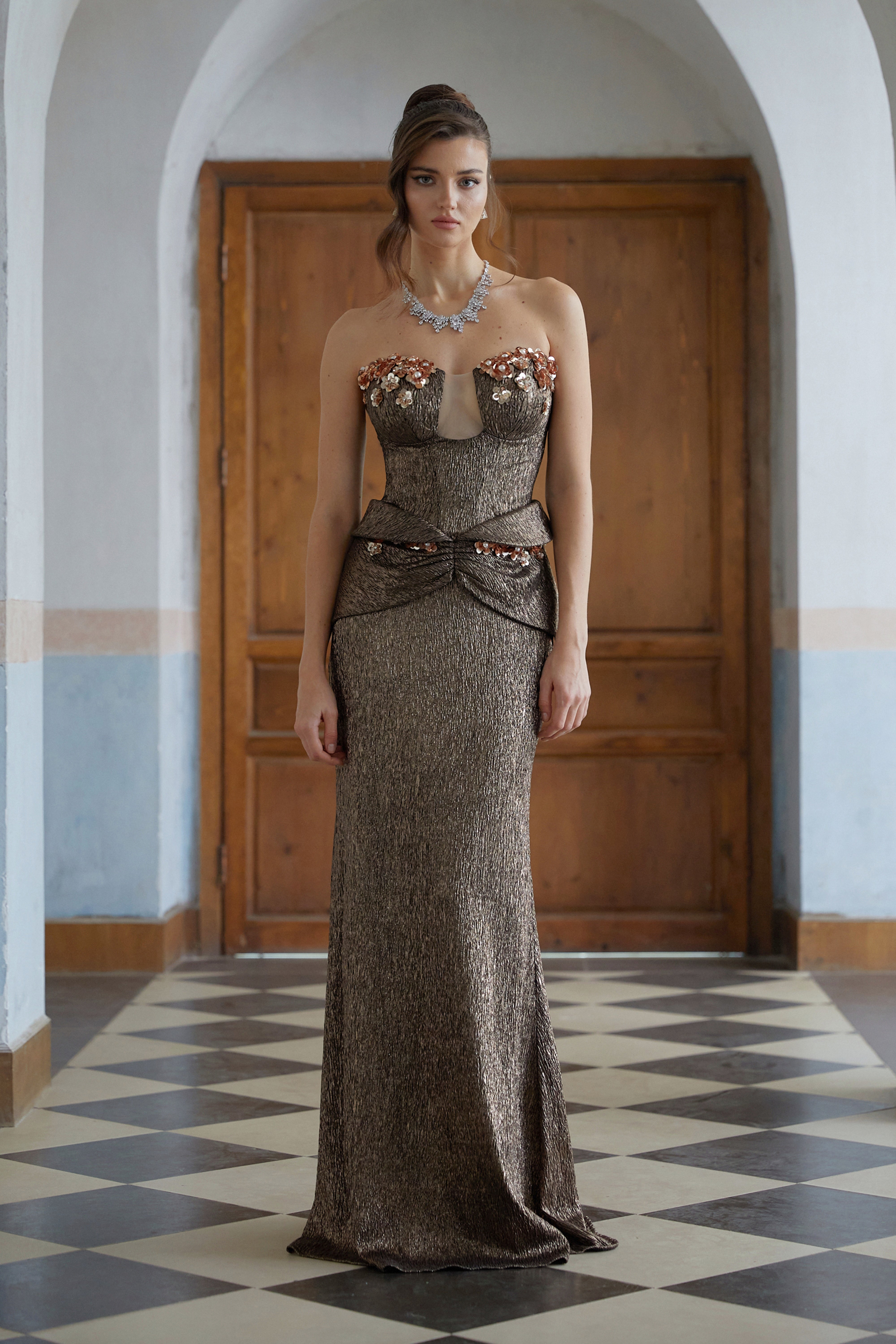 Laïs braunes Maxikleid mit Blumenmuster, Raffungen und Struktur