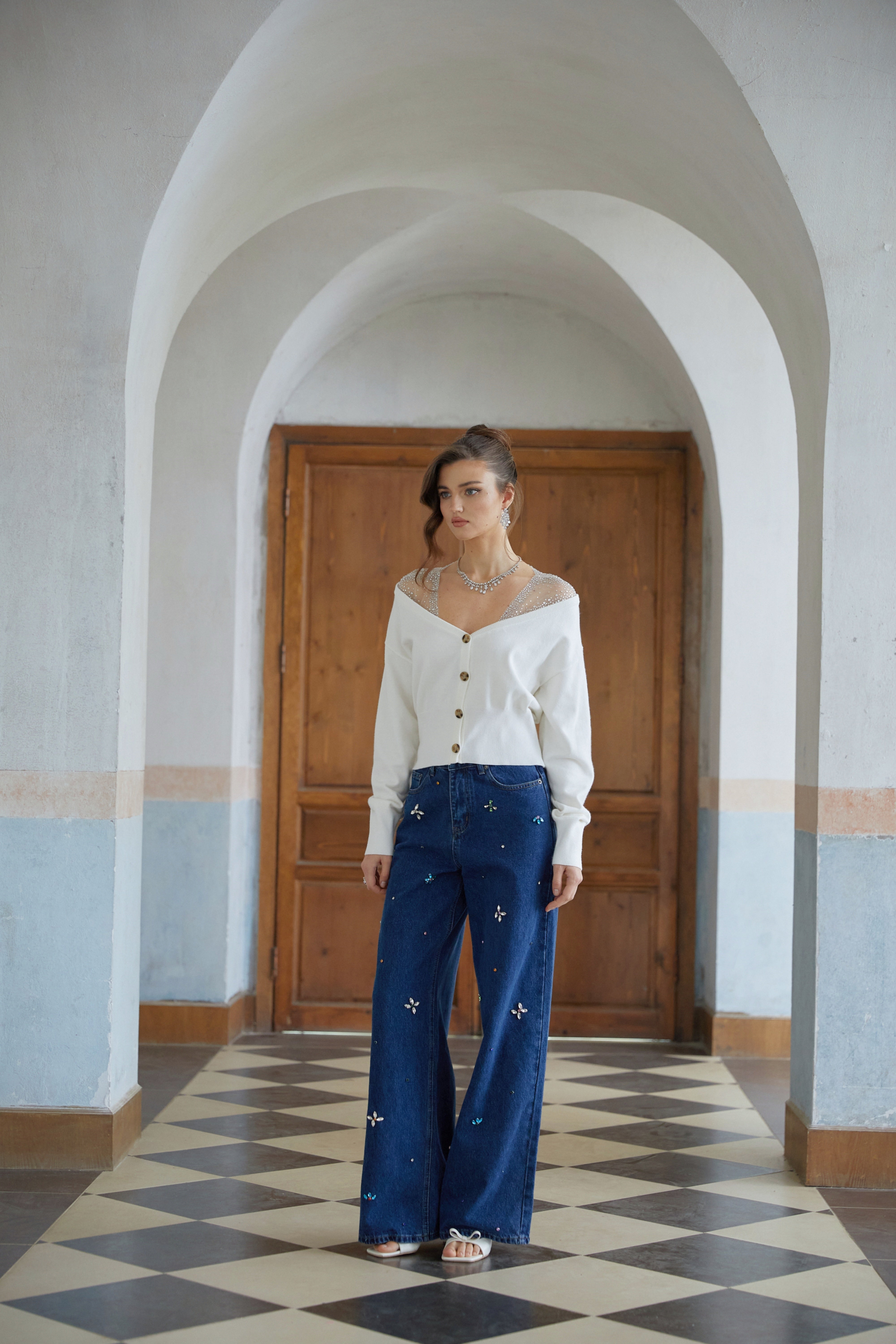 كارديجان محبوك من الإيفيه، أبيض، مزين بألواح من التول المرصع بالترتر.