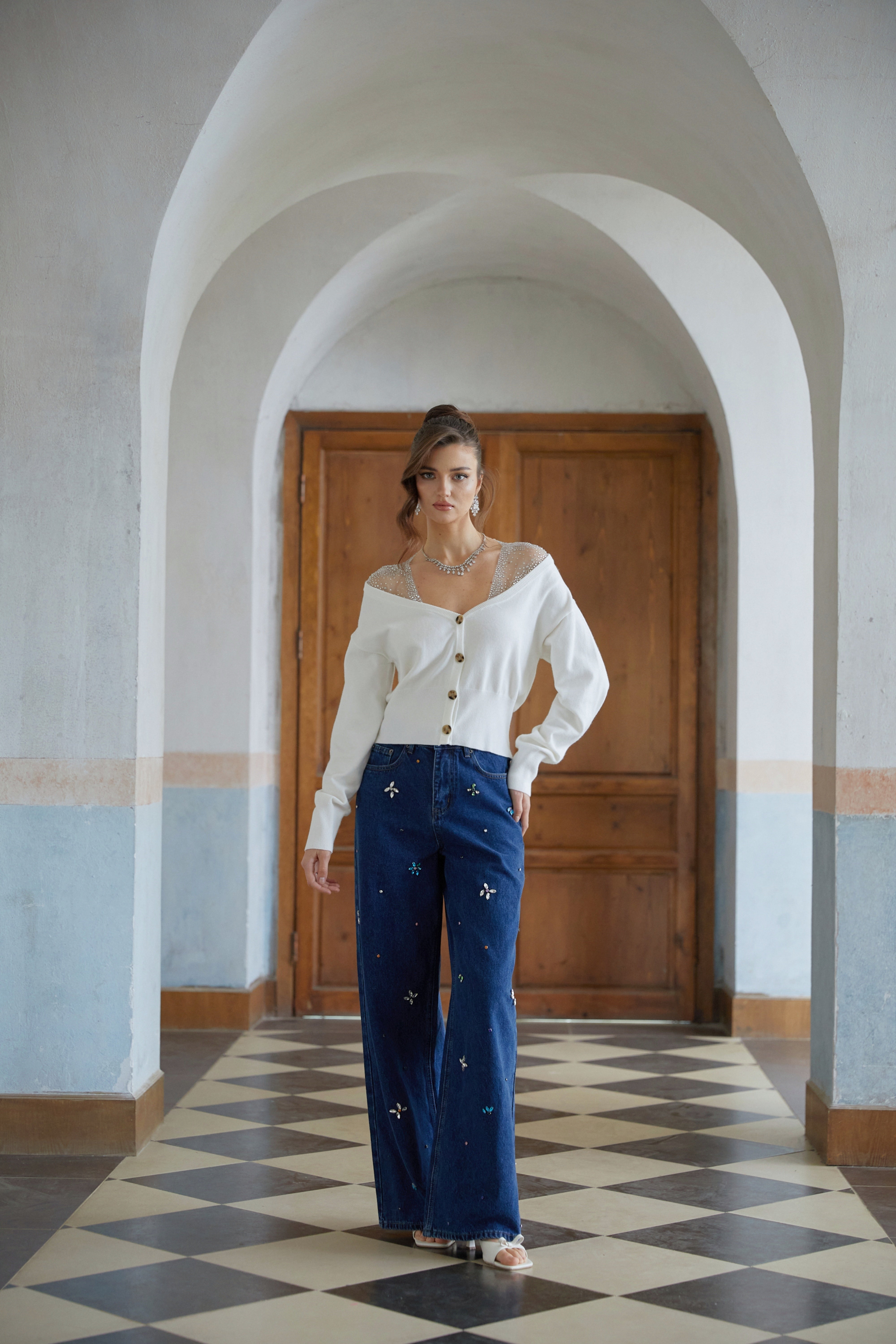 كارديجان محبوك من الإيفيه، أبيض، مزين بألواح من التول المرصع بالترتر.