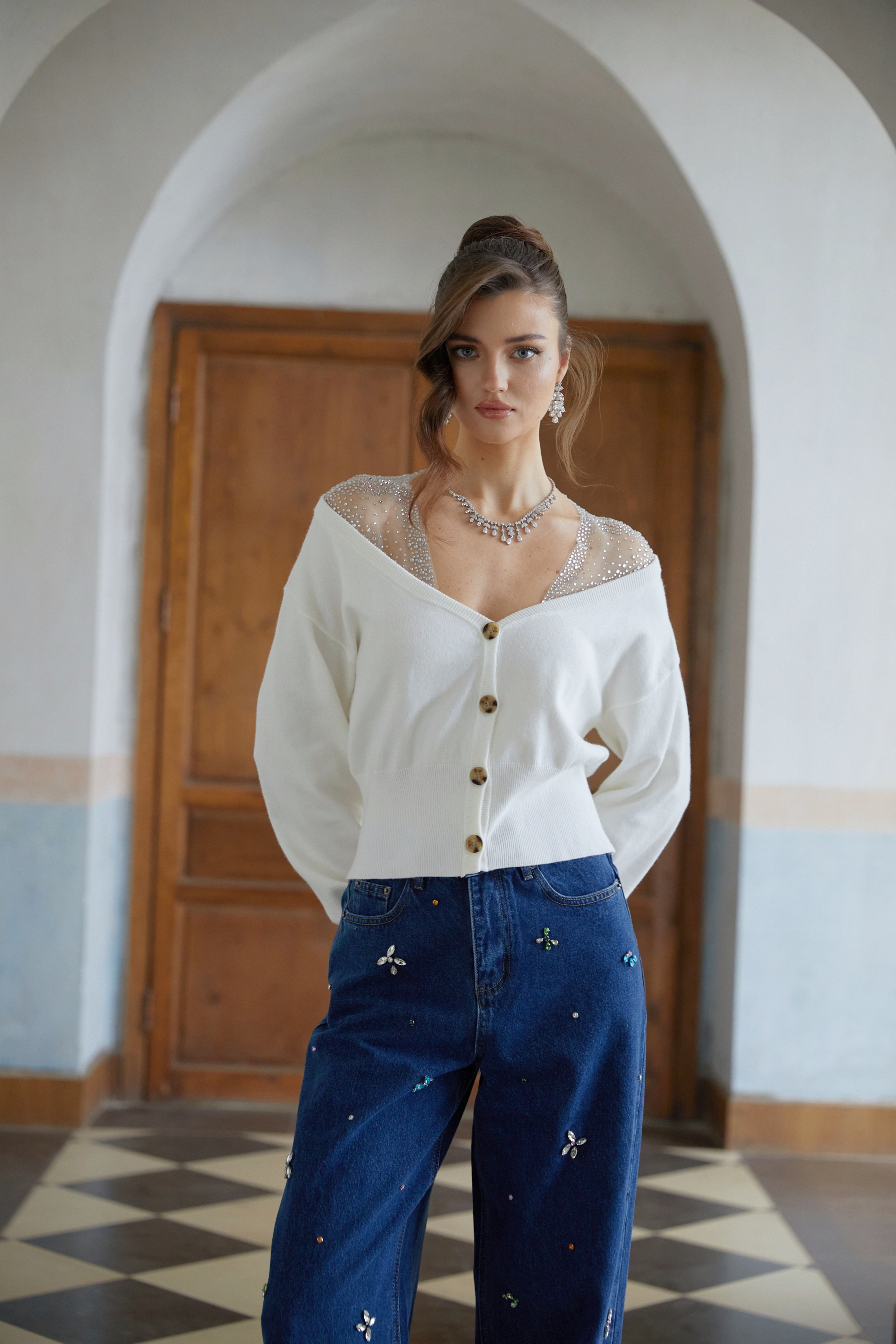 كارديجان محبوك من الإيفيه، أبيض، مزين بألواح من التول المرصع بالترتر.