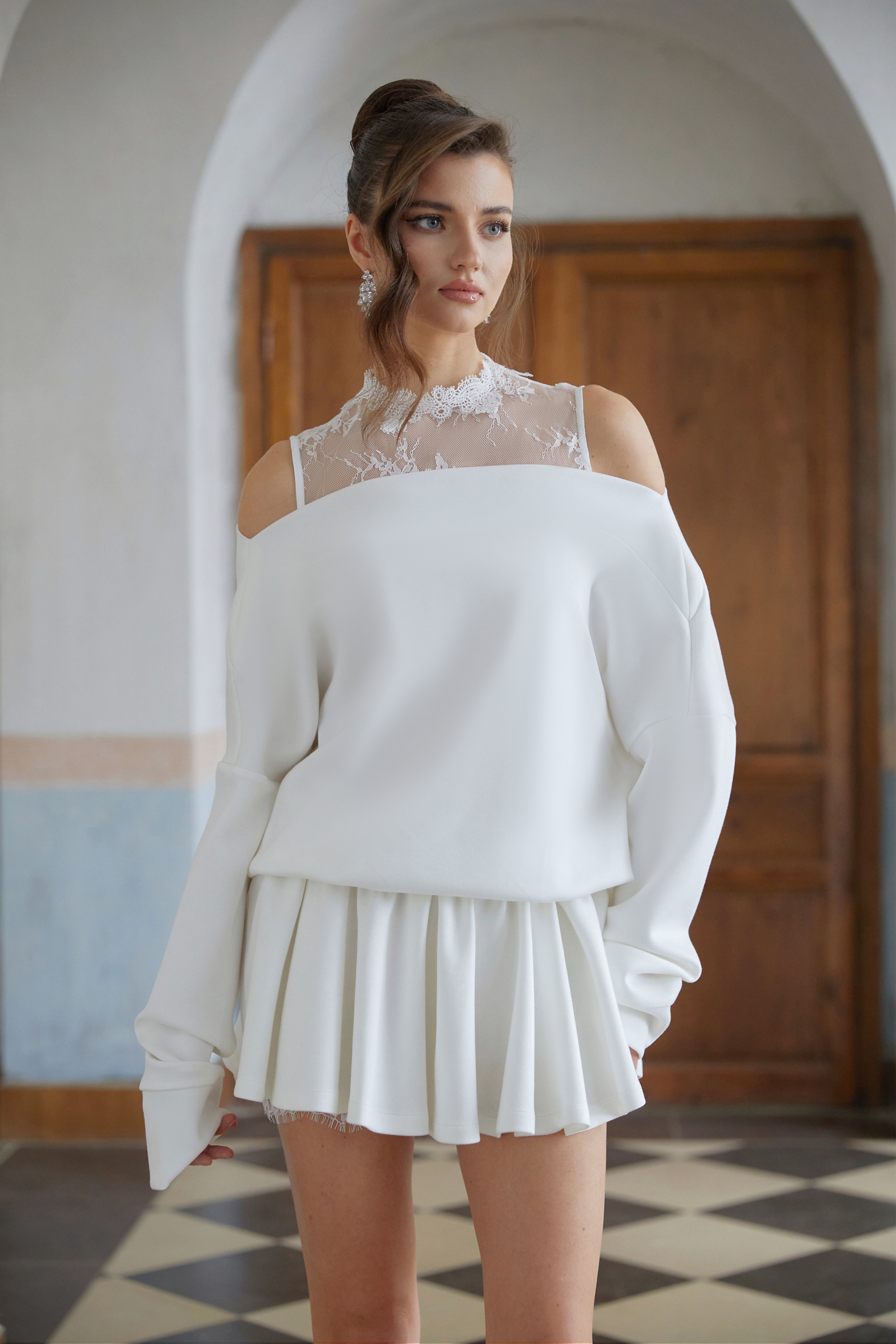 فستان قصير من الصوف المزين بتفاصيل من الدانتيل الأبيض من أيلبيه